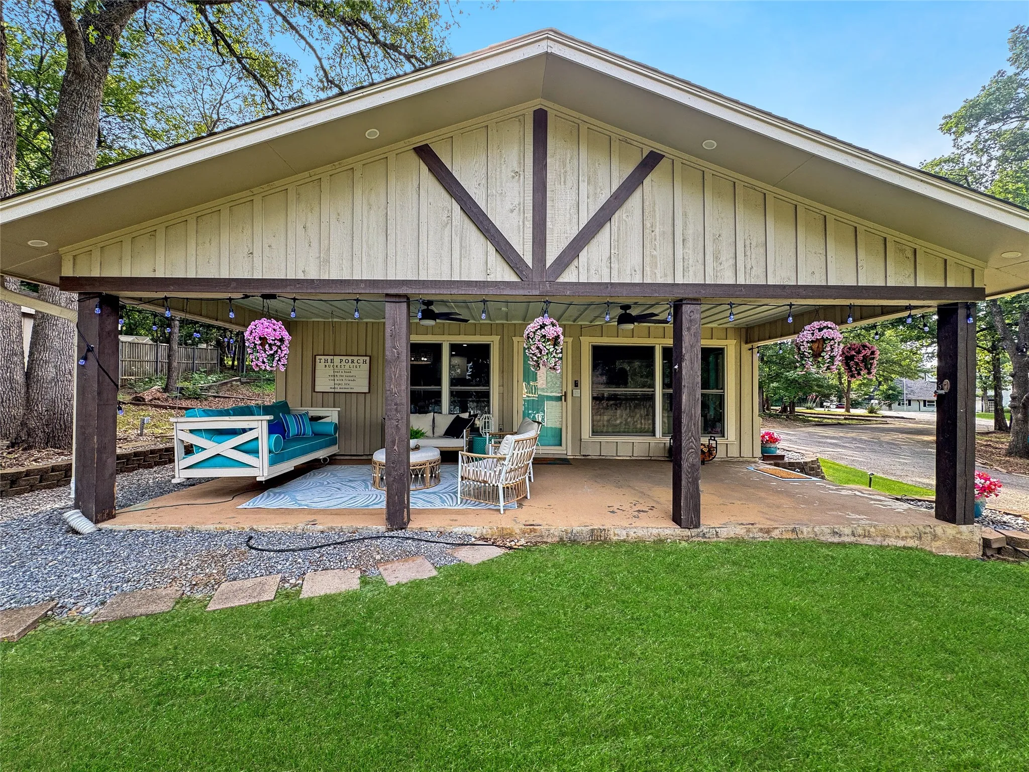 Single Family Residence For Sale in Grayson County , 286 Lakewood Lane, Pottsboro, Texas 75076, 3 Bedroom, 2 Bathroom, Garage spaces, 1,287 Sqft, built in 1969, mls#21297122, Real Estate Agent in Pottsboro, Homes For Sale in Grayson county, Homes For Sale in Pottsboro, Realtor in Pottsboro Texas, Real Estate Brokerage Independent Realty Texas, Luminita Cordes Realtor