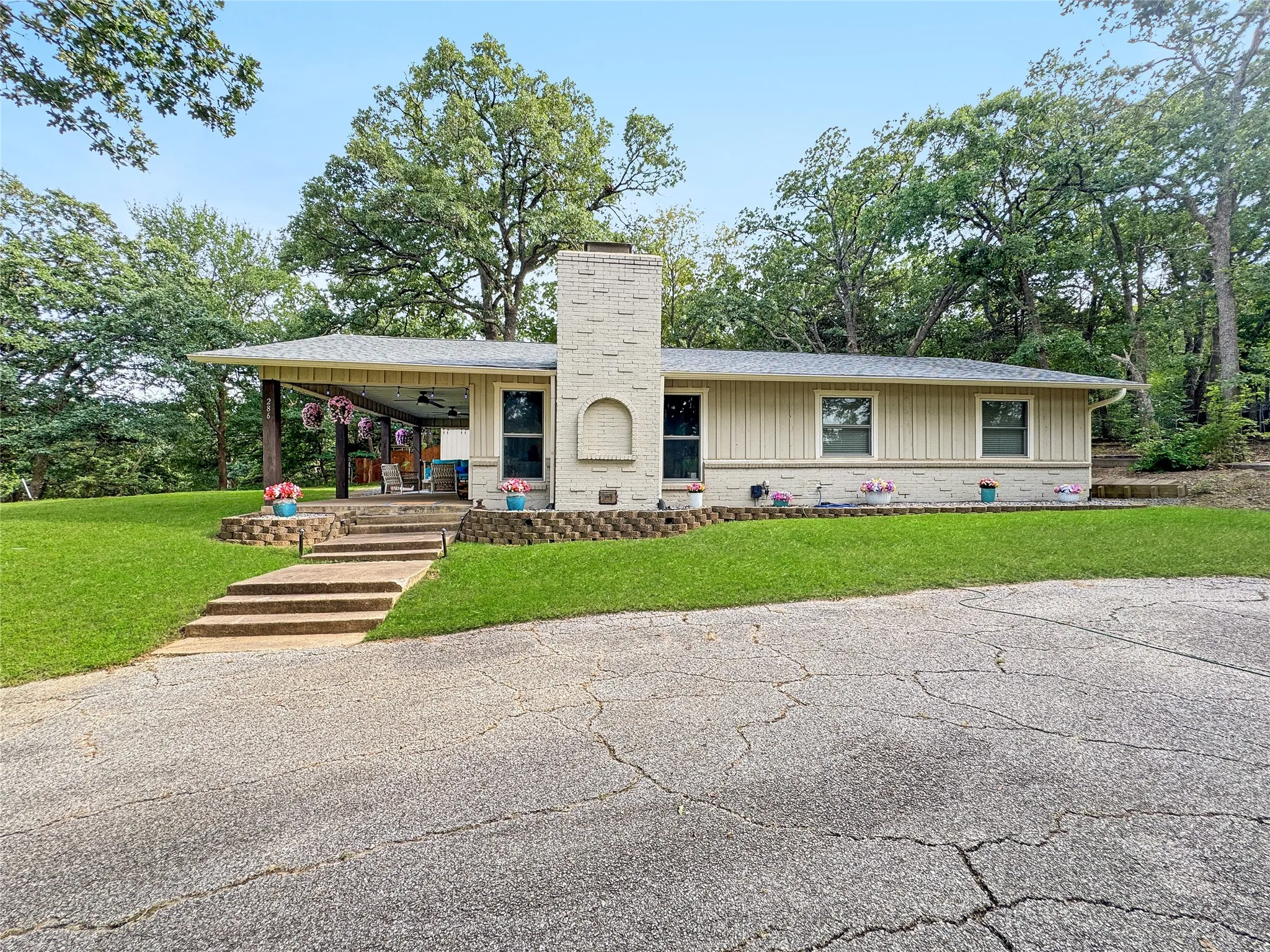 Single Family Residence For Sale in Grayson County , 286 Lakewood Lane, Pottsboro, Texas 75076, 3 Bedroom, 2 Bathroom, Garage spaces, 1,287 Sqft, built in 1969, mls#21297122, Real Estate Agent in Pottsboro, Homes For Sale in Grayson county, Homes For Sale in Pottsboro, Realtor in Pottsboro Texas, Real Estate Brokerage Independent Realty Texas, Luminita Cordes Realtor