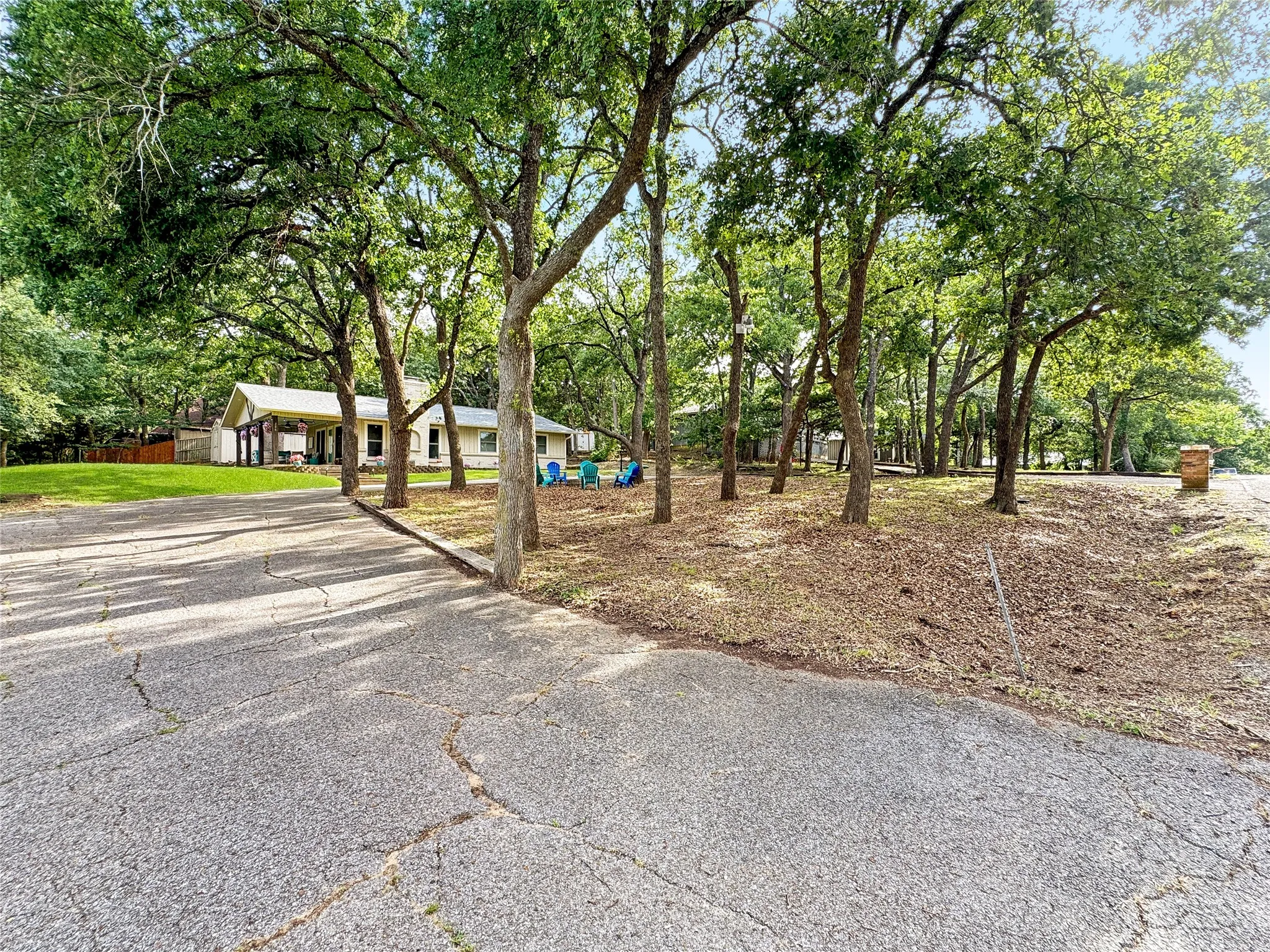 Single Family Residence For Sale in Grayson County , 286 Lakewood Lane, Pottsboro, Texas 75076, 3 Bedroom, 2 Bathroom, Garage spaces, 1,287 Sqft, built in 1969, mls#21297122, Real Estate Agent in Pottsboro, Homes For Sale in Grayson county, Homes For Sale in Pottsboro, Realtor in Pottsboro Texas, Real Estate Brokerage Independent Realty Texas, Luminita Cordes Realtor