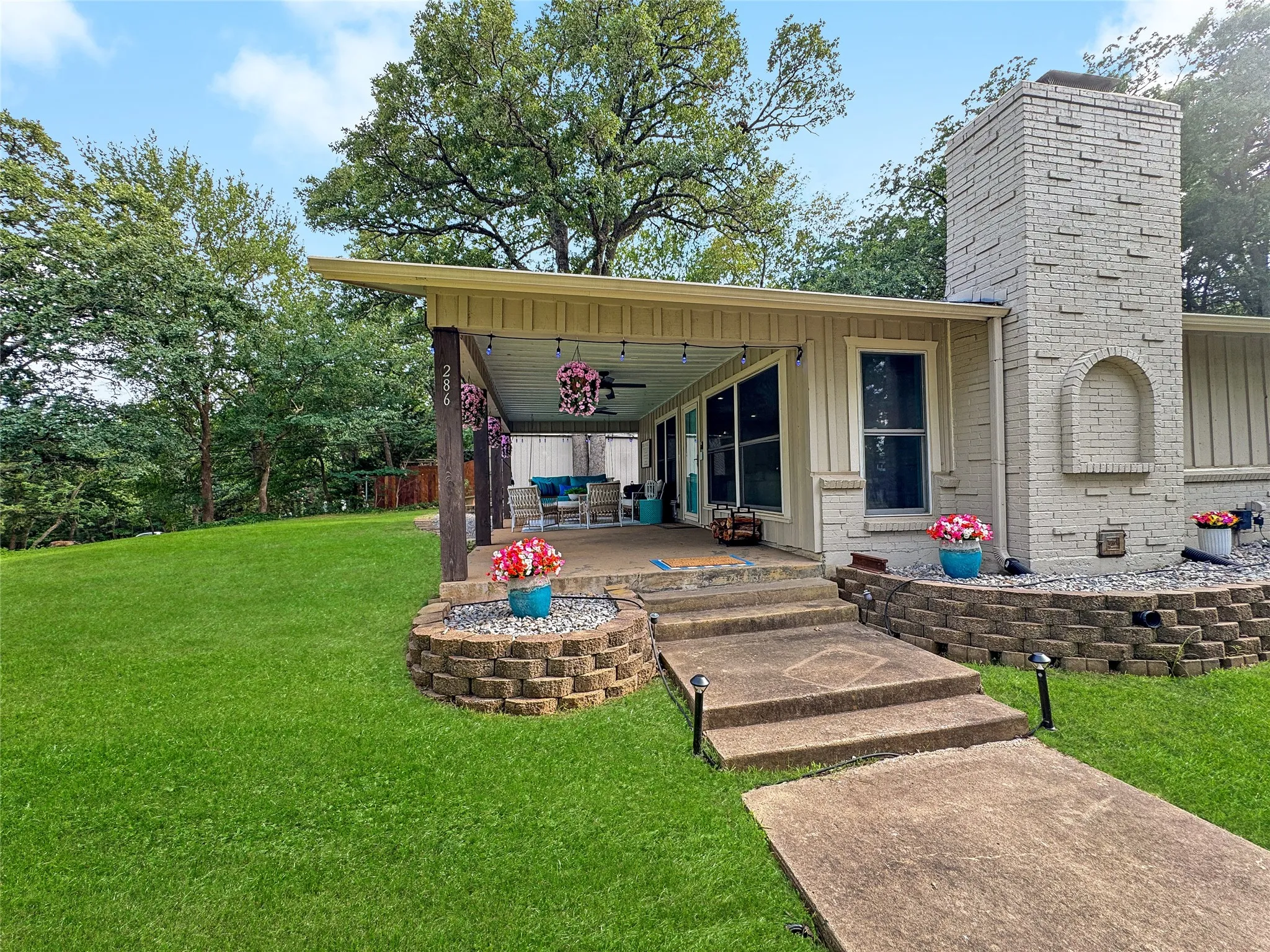 Single Family Residence For Sale in Grayson County , 286 Lakewood Lane, Pottsboro, Texas 75076, 3 Bedroom, 2 Bathroom, Garage spaces, 1,287 Sqft, built in 1969, mls#21297122, Real Estate Agent in Pottsboro, Homes For Sale in Grayson county, Homes For Sale in Pottsboro, Realtor in Pottsboro Texas, Real Estate Brokerage Independent Realty Texas, Luminita Cordes Realtor