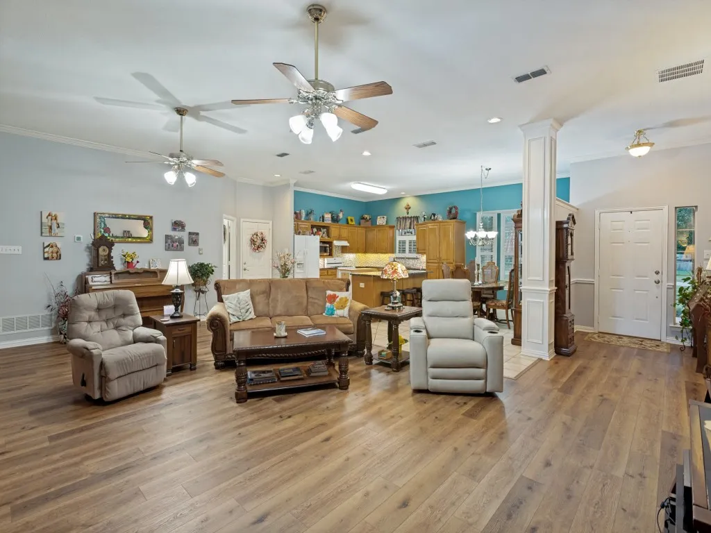 Expansive Living Area/Front Entry