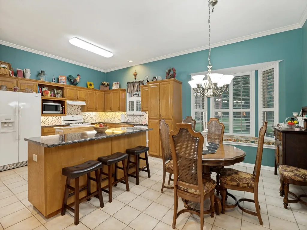 Kitchen with Breakfast Bar/Dining