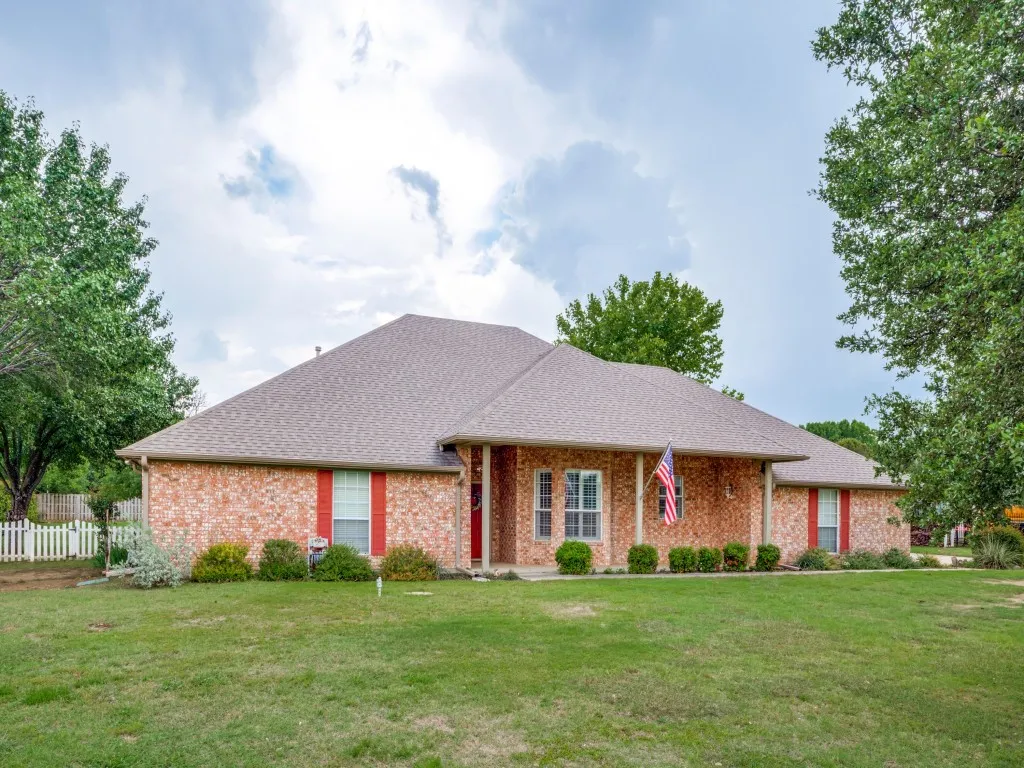 Single Family Residence For Sale in Denton County , 511 N Hardeman Circle, Justin, Texas 76247, 4 Bedroom, 3 Bathroom, 2 Garage spaces, 2,555 Sqft, built in 1996, mls#21297228, Real Estate Agent in Justin, Homes For Sale in Denton county, Homes For Sale in Justin, Realtor in Justin Texas, Real Estate Brokerage Independent Realty Texas, Luminita Cordes Realtor