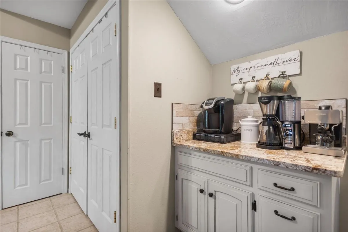 Single Family Residence For Sale in Smith County , 226 Pinewood Lane, Hideaway, Texas 75771, 4 Bedroom, 3 Bathroom, 2 Garage spaces, 2,423 Sqft, built in 1986, mls#21297282, Real Estate Agent in Hideaway, Homes For Sale in Smith county, Homes For Sale in Hideaway, Realtor in Hideaway Texas, Real Estate Brokerage Independent Realty Texas, Luminita Cordes Realtor