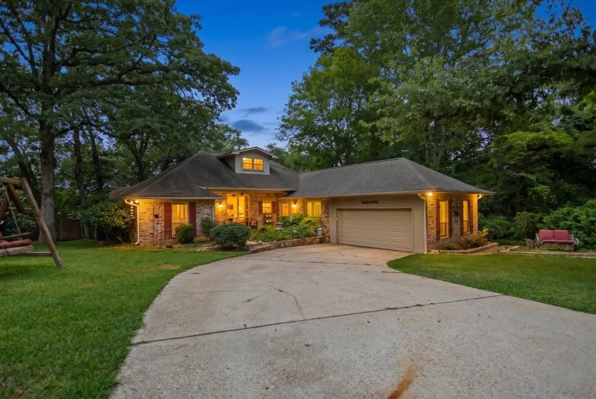 Single Family Residence For Sale in Smith County , 226 Pinewood Lane, Hideaway, Texas 75771, 4 Bedroom, 3 Bathroom, 2 Garage spaces, 2,423 Sqft, built in 1986, mls#21297282, Real Estate Agent in Hideaway, Homes For Sale in Smith county, Homes For Sale in Hideaway, Realtor in Hideaway Texas, Real Estate Brokerage Independent Realty Texas, Luminita Cordes Realtor