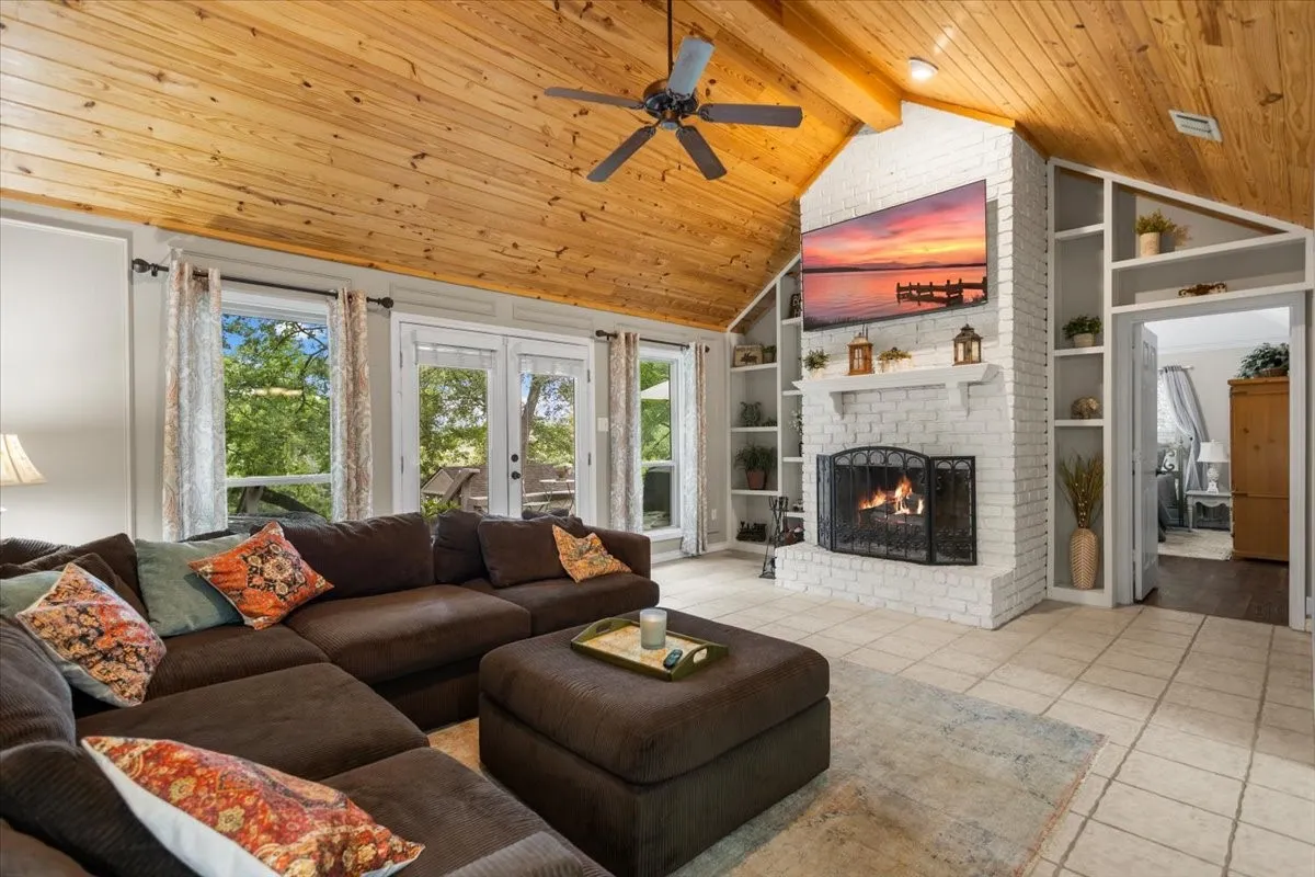 Single Family Residence For Sale in Smith County , 226 Pinewood Lane, Hideaway, Texas 75771, 4 Bedroom, 3 Bathroom, 2 Garage spaces, 2,423 Sqft, built in 1986, mls#21297282, Real Estate Agent in Hideaway, Homes For Sale in Smith county, Homes For Sale in Hideaway, Realtor in Hideaway Texas, Real Estate Brokerage Independent Realty Texas, Luminita Cordes Realtor