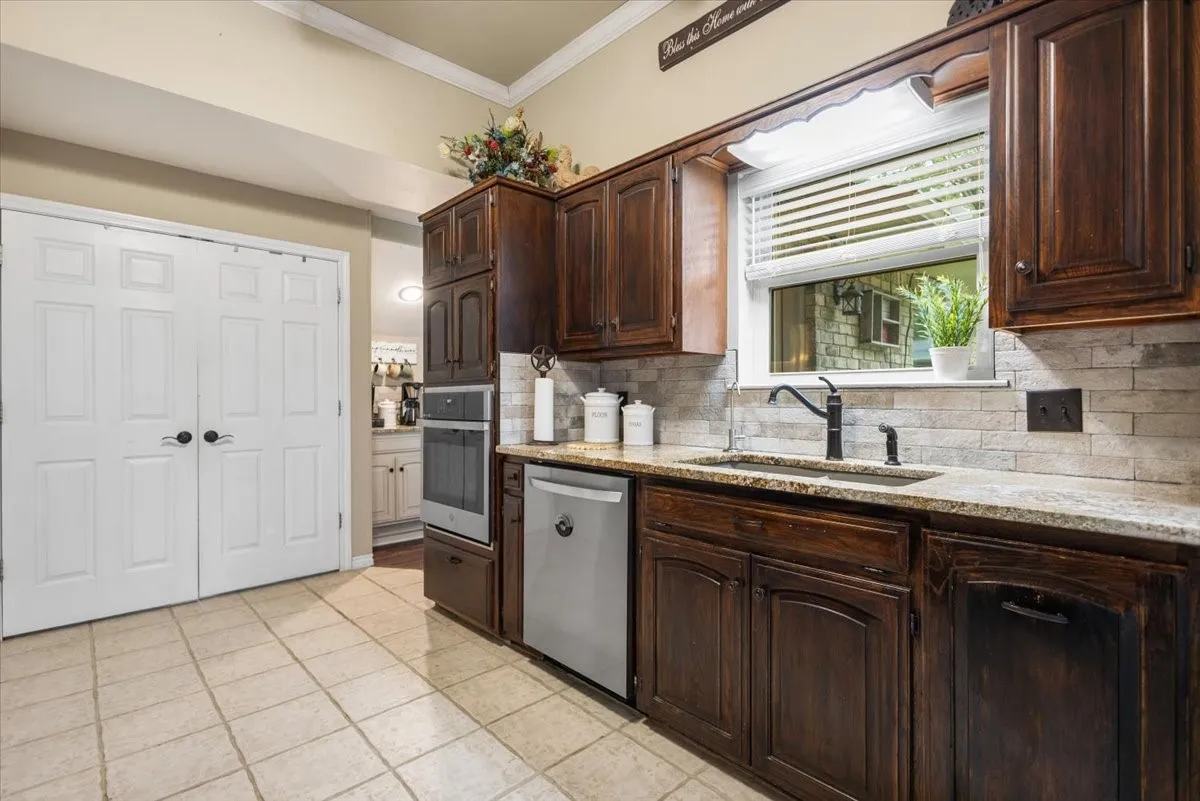 Single Family Residence For Sale in Smith County , 226 Pinewood Lane, Hideaway, Texas 75771, 4 Bedroom, 3 Bathroom, 2 Garage spaces, 2,423 Sqft, built in 1986, mls#21297282, Real Estate Agent in Hideaway, Homes For Sale in Smith county, Homes For Sale in Hideaway, Realtor in Hideaway Texas, Real Estate Brokerage Independent Realty Texas, Luminita Cordes Realtor