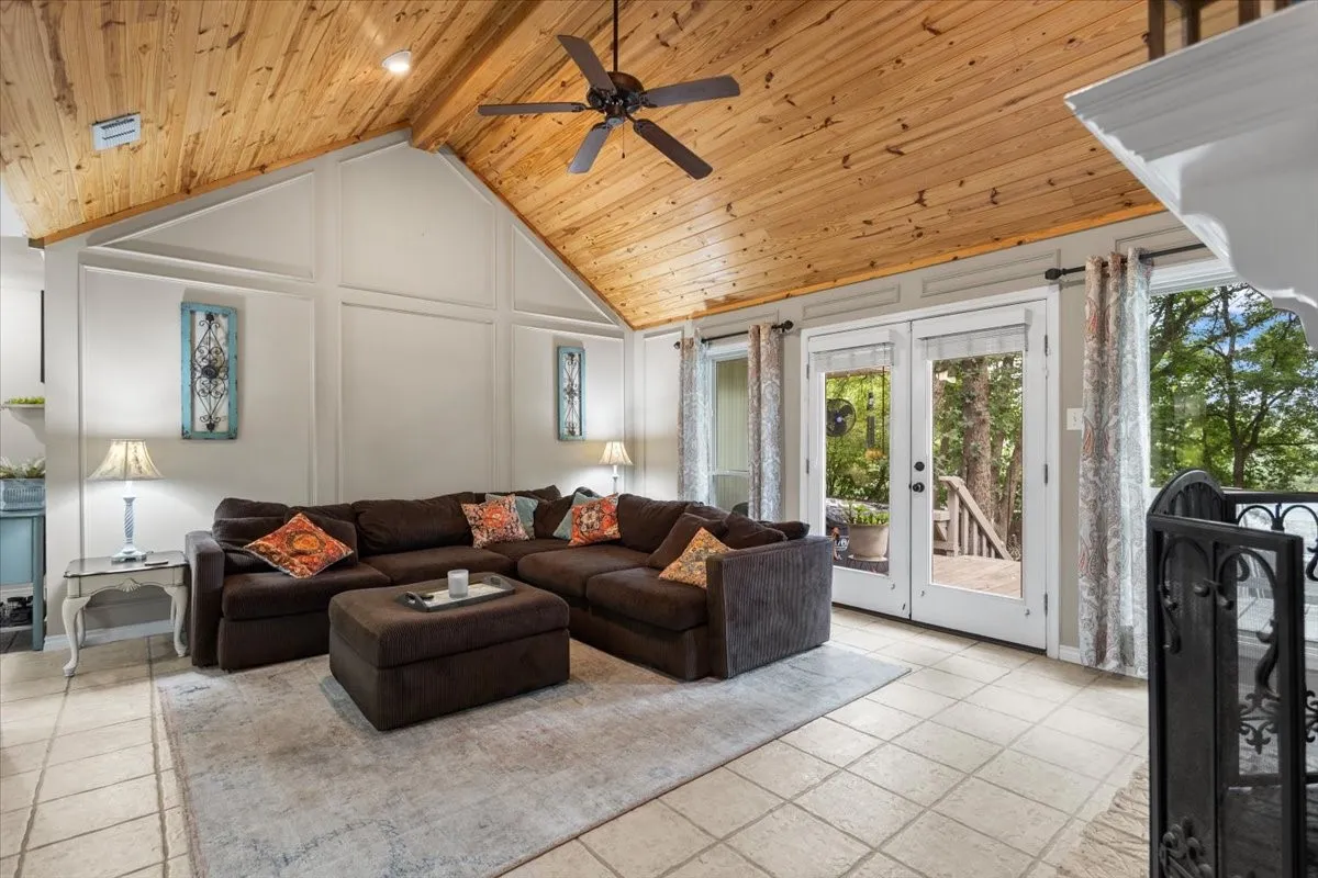 Single Family Residence For Sale in Smith County , 226 Pinewood Lane, Hideaway, Texas 75771, 4 Bedroom, 3 Bathroom, 2 Garage spaces, 2,423 Sqft, built in 1986, mls#21297282, Real Estate Agent in Hideaway, Homes For Sale in Smith county, Homes For Sale in Hideaway, Realtor in Hideaway Texas, Real Estate Brokerage Independent Realty Texas, Luminita Cordes Realtor