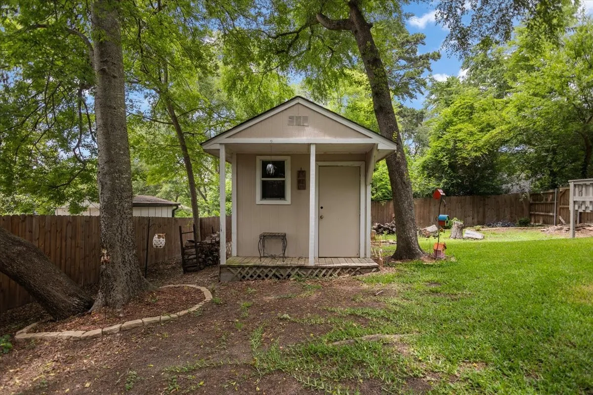 Single Family Residence For Sale in Smith County , 226 Pinewood Lane, Hideaway, Texas 75771, 4 Bedroom, 3 Bathroom, 2 Garage spaces, 2,423 Sqft, built in 1986, mls#21297282, Real Estate Agent in Hideaway, Homes For Sale in Smith county, Homes For Sale in Hideaway, Realtor in Hideaway Texas, Real Estate Brokerage Independent Realty Texas, Luminita Cordes Realtor
