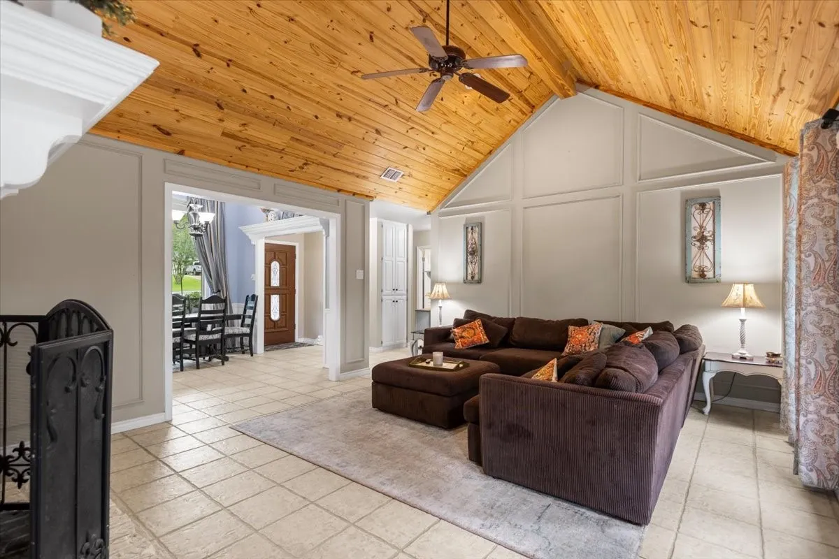 Single Family Residence For Sale in Smith County , 226 Pinewood Lane, Hideaway, Texas 75771, 4 Bedroom, 3 Bathroom, 2 Garage spaces, 2,423 Sqft, built in 1986, mls#21297282, Real Estate Agent in Hideaway, Homes For Sale in Smith county, Homes For Sale in Hideaway, Realtor in Hideaway Texas, Real Estate Brokerage Independent Realty Texas, Luminita Cordes Realtor