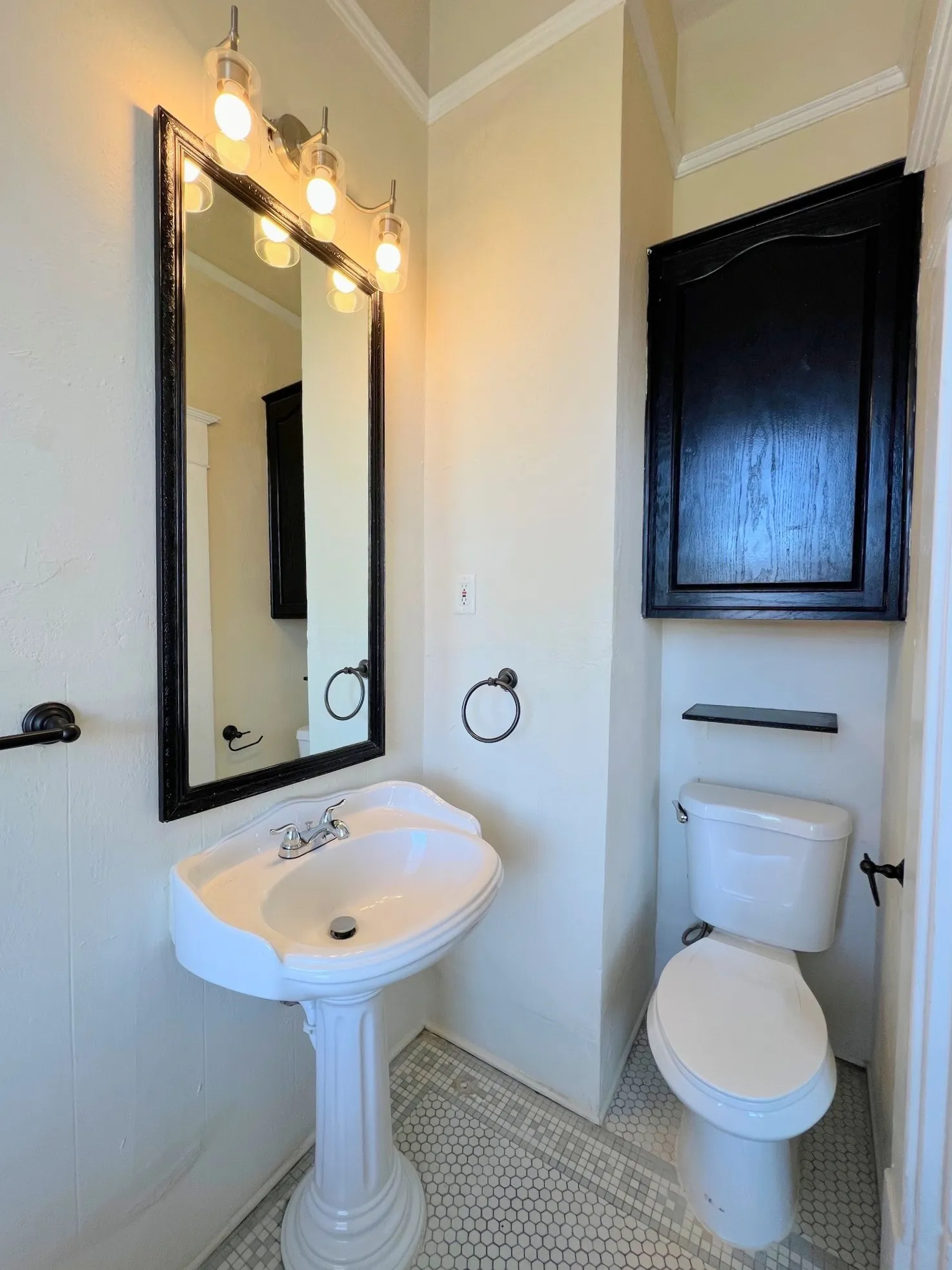 Apartment For Rent in Tarrant County , 109 NW 20th Street 201, Fort Worth, Texas 76164, 1 Bedroom, 1 Bathroom, Garage spaces, 772 Sqft, built in 1920, mls#21297273, Real Estate Agent in Fort Worth, Homes For Rent in Tarrant county, Homes For Rent in Fort Worth, Realtor in Fort Worth Texas, Real Estate Brokerage Independent Realty Texas, Luminita Cordes Realtor