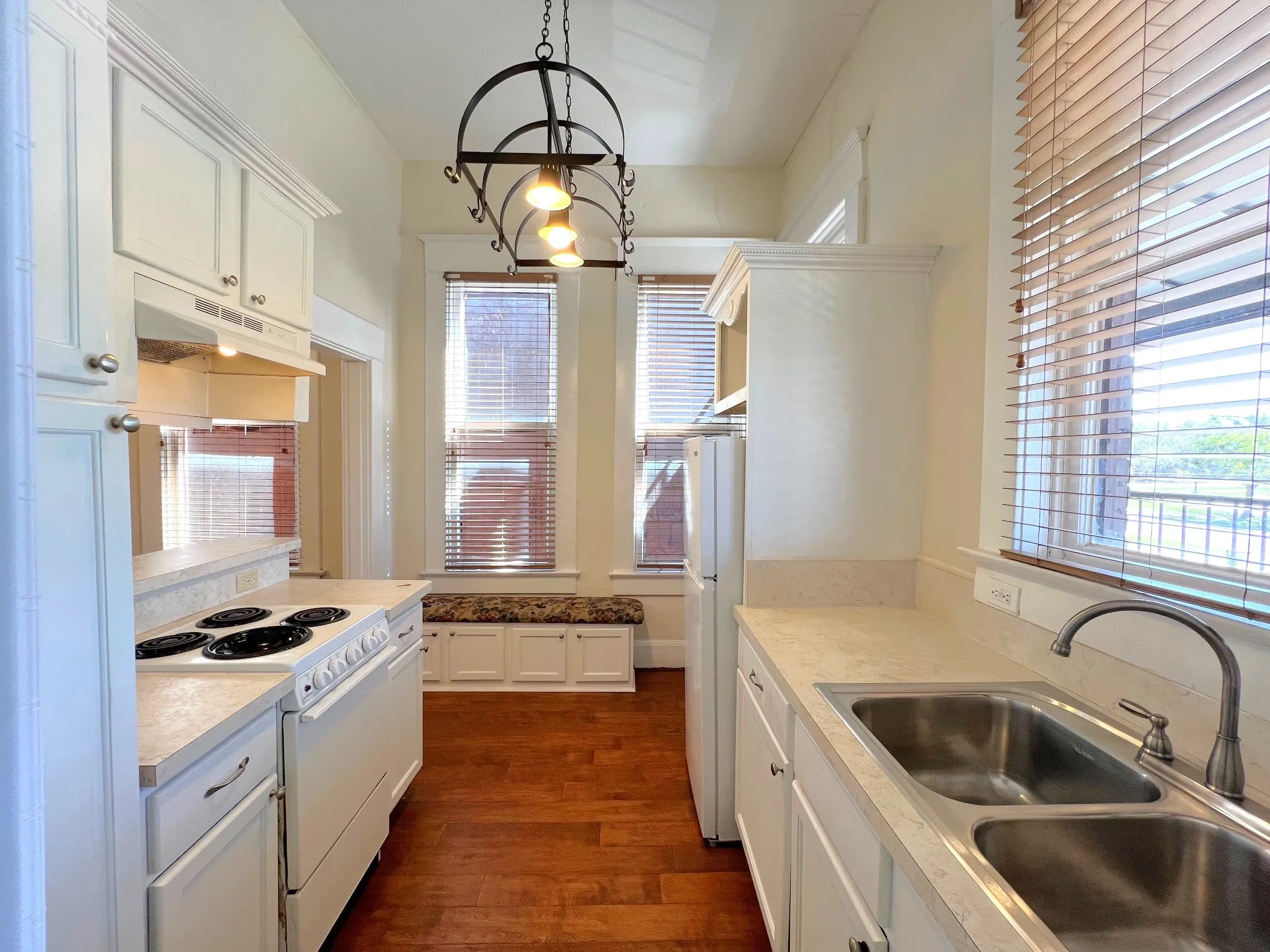 Apartment For Rent in Tarrant County , 109 NW 20th Street 201, Fort Worth, Texas 76164, 1 Bedroom, 1 Bathroom, Garage spaces, 772 Sqft, built in 1920, mls#21297273, Real Estate Agent in Fort Worth, Homes For Rent in Tarrant county, Homes For Rent in Fort Worth, Realtor in Fort Worth Texas, Real Estate Brokerage Independent Realty Texas, Luminita Cordes Realtor