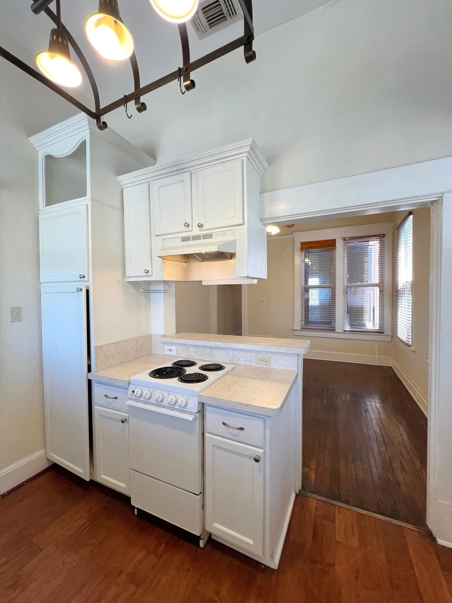Apartment For Rent in Tarrant County , 109 NW 20th Street 201, Fort Worth, Texas 76164, 1 Bedroom, 1 Bathroom, Garage spaces, 772 Sqft, built in 1920, mls#21297273, Real Estate Agent in Fort Worth, Homes For Rent in Tarrant county, Homes For Rent in Fort Worth, Realtor in Fort Worth Texas, Real Estate Brokerage Independent Realty Texas, Luminita Cordes Realtor