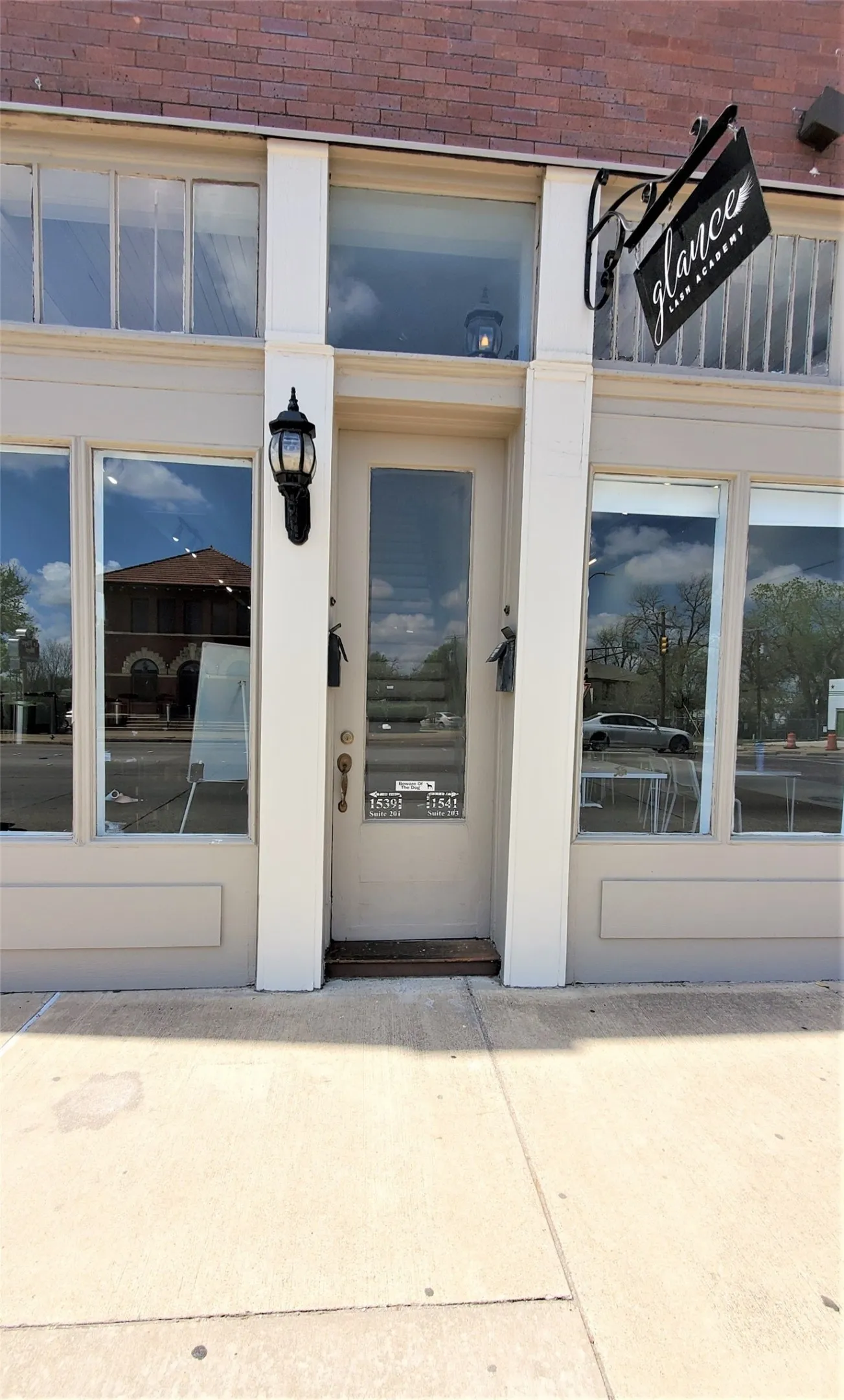 Entry to front door from N Main