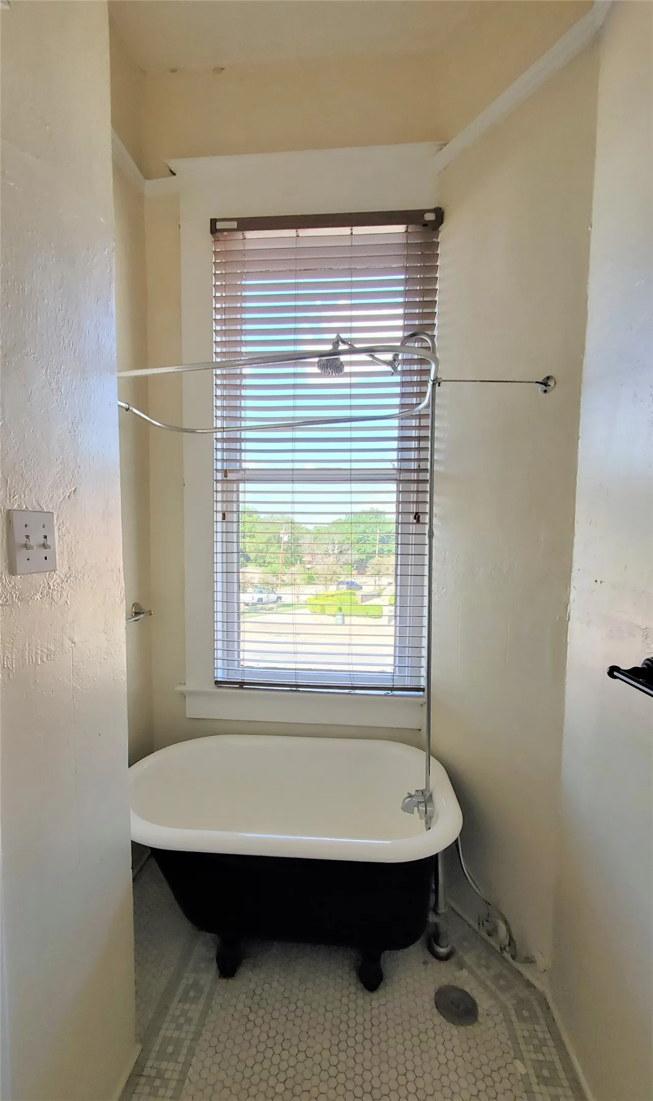 Apartment For Rent in Tarrant County , 109 NW 20th Street 201, Fort Worth, Texas 76164, 1 Bedroom, 1 Bathroom, Garage spaces, 772 Sqft, built in 1920, mls#21297273, Real Estate Agent in Fort Worth, Homes For Rent in Tarrant county, Homes For Rent in Fort Worth, Realtor in Fort Worth Texas, Real Estate Brokerage Independent Realty Texas, Luminita Cordes Realtor