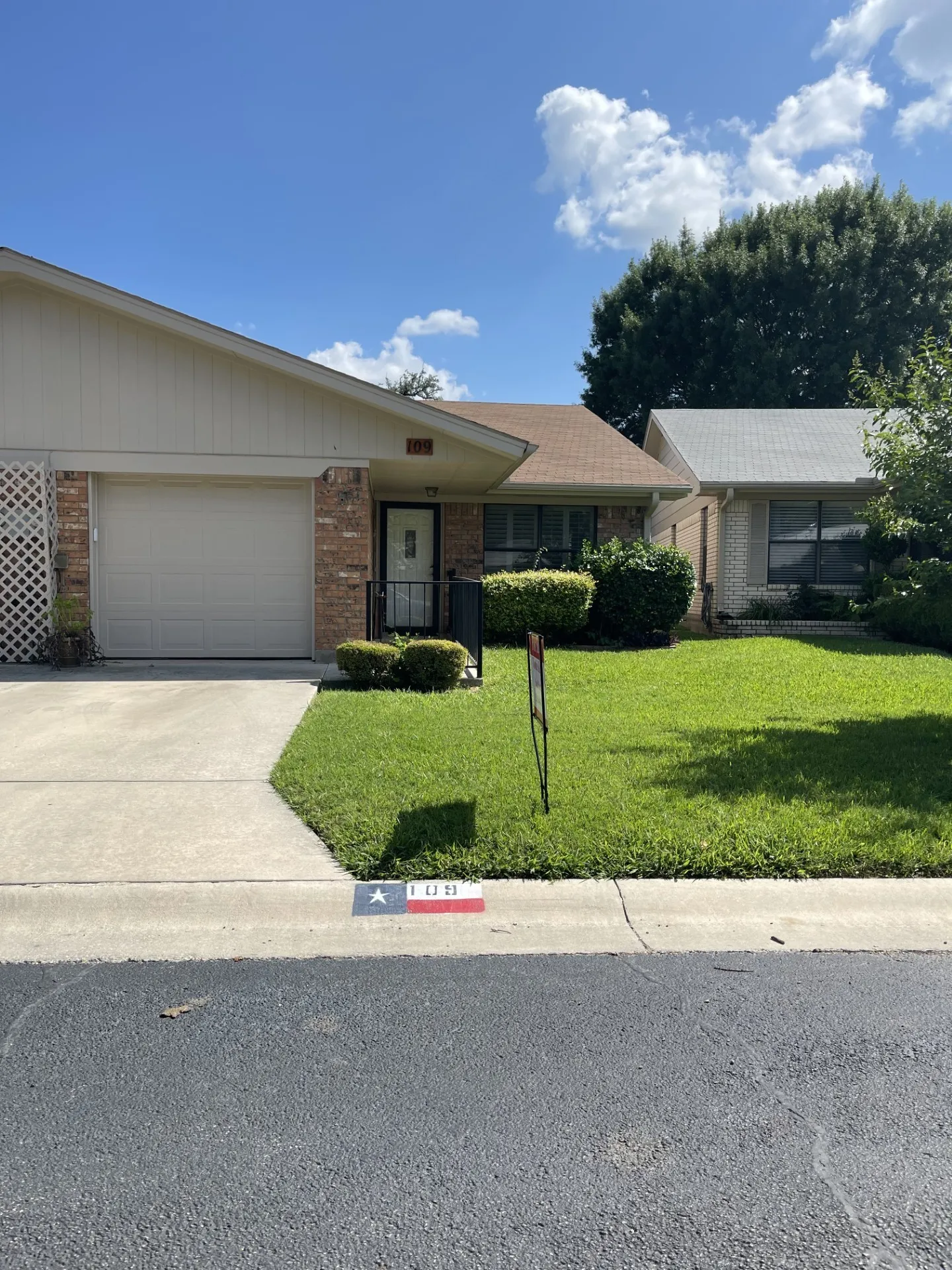 Single Family Residence For Sale in Brown County , 109 Azalea Drive 1, Brownwood, Texas 76801, 2 Bedroom, 2 Bathroom, 1 Garage spaces, 1,296 Sqft, built in 1990, mls#21296989, Real Estate Agent in Brownwood, Homes For Sale in Brown county, Homes For Sale in Brownwood, Realtor in Brownwood Texas, Real Estate Brokerage Independent Realty Texas, Luminita Cordes Realtor