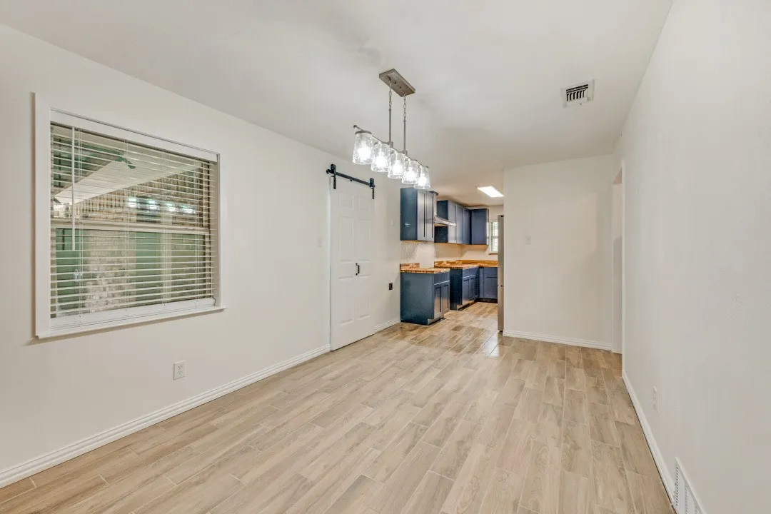 Single Family Residence For Sale in Ellis County , 301 Hillcrest Drive, Midlothian, Texas 76065, 3 Bedroom, 2 Bathroom, 2 Garage spaces, 1,548 Sqft, built in 1978, mls#21296811, Real Estate Agent in Midlothian, Homes For Sale in Ellis county, Homes For Sale in Midlothian, Realtor in Midlothian Texas, Real Estate Brokerage Independent Realty Texas, Luminita Cordes Realtor