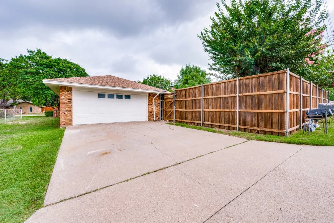 Single Family Residence For Sale in Ellis County , 301 Hillcrest Drive, Midlothian, Texas 76065, 3 Bedroom, 2 Bathroom, 2 Garage spaces, 1,548 Sqft, built in 1978, mls#21296811, Real Estate Agent in Midlothian, Homes For Sale in Ellis county, Homes For Sale in Midlothian, Realtor in Midlothian Texas, Real Estate Brokerage Independent Realty Texas, Luminita Cordes Realtor