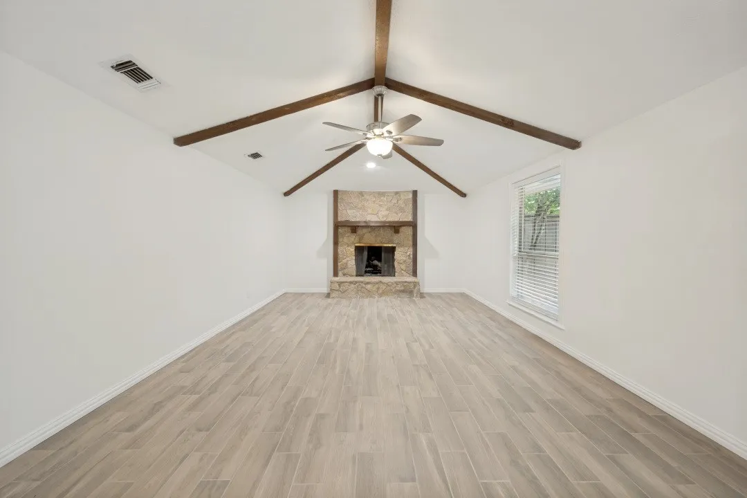 Single Family Residence For Sale in Ellis County , 301 Hillcrest Drive, Midlothian, Texas 76065, 3 Bedroom, 2 Bathroom, 2 Garage spaces, 1,548 Sqft, built in 1978, mls#21296811, Real Estate Agent in Midlothian, Homes For Sale in Ellis county, Homes For Sale in Midlothian, Realtor in Midlothian Texas, Real Estate Brokerage Independent Realty Texas, Luminita Cordes Realtor