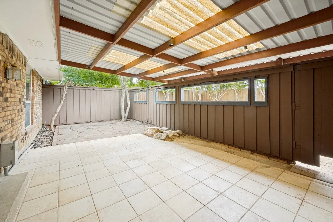 Single Family Residence For Sale in Ellis County , 301 Hillcrest Drive, Midlothian, Texas 76065, 3 Bedroom, 2 Bathroom, 2 Garage spaces, 1,548 Sqft, built in 1978, mls#21296811, Real Estate Agent in Midlothian, Homes For Sale in Ellis county, Homes For Sale in Midlothian, Realtor in Midlothian Texas, Real Estate Brokerage Independent Realty Texas, Luminita Cordes Realtor