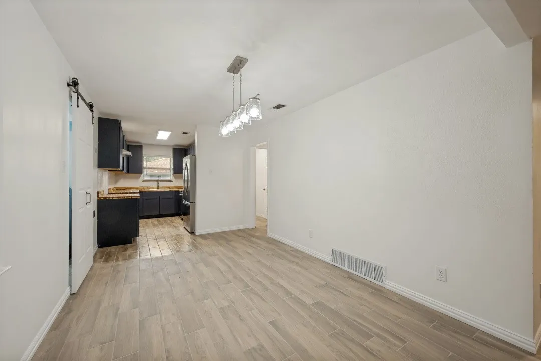 Single Family Residence For Sale in Ellis County , 301 Hillcrest Drive, Midlothian, Texas 76065, 3 Bedroom, 2 Bathroom, 2 Garage spaces, 1,548 Sqft, built in 1978, mls#21296811, Real Estate Agent in Midlothian, Homes For Sale in Ellis county, Homes For Sale in Midlothian, Realtor in Midlothian Texas, Real Estate Brokerage Independent Realty Texas, Luminita Cordes Realtor
