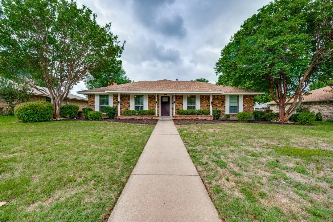 Single Family Residence For Sale in Ellis County , 301 Hillcrest Drive, Midlothian, Texas 76065, 3 Bedroom, 2 Bathroom, 2 Garage spaces, 1,548 Sqft, built in 1978, mls#21296811, Real Estate Agent in Midlothian, Homes For Sale in Ellis county, Homes For Sale in Midlothian, Realtor in Midlothian Texas, Real Estate Brokerage Independent Realty Texas, Luminita Cordes Realtor