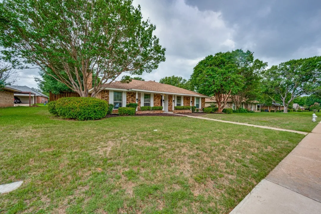 Single Family Residence For Sale in Ellis County , 301 Hillcrest Drive, Midlothian, Texas 76065, 3 Bedroom, 2 Bathroom, 2 Garage spaces, 1,548 Sqft, built in 1978, mls#21296811, Real Estate Agent in Midlothian, Homes For Sale in Ellis county, Homes For Sale in Midlothian, Realtor in Midlothian Texas, Real Estate Brokerage Independent Realty Texas, Luminita Cordes Realtor