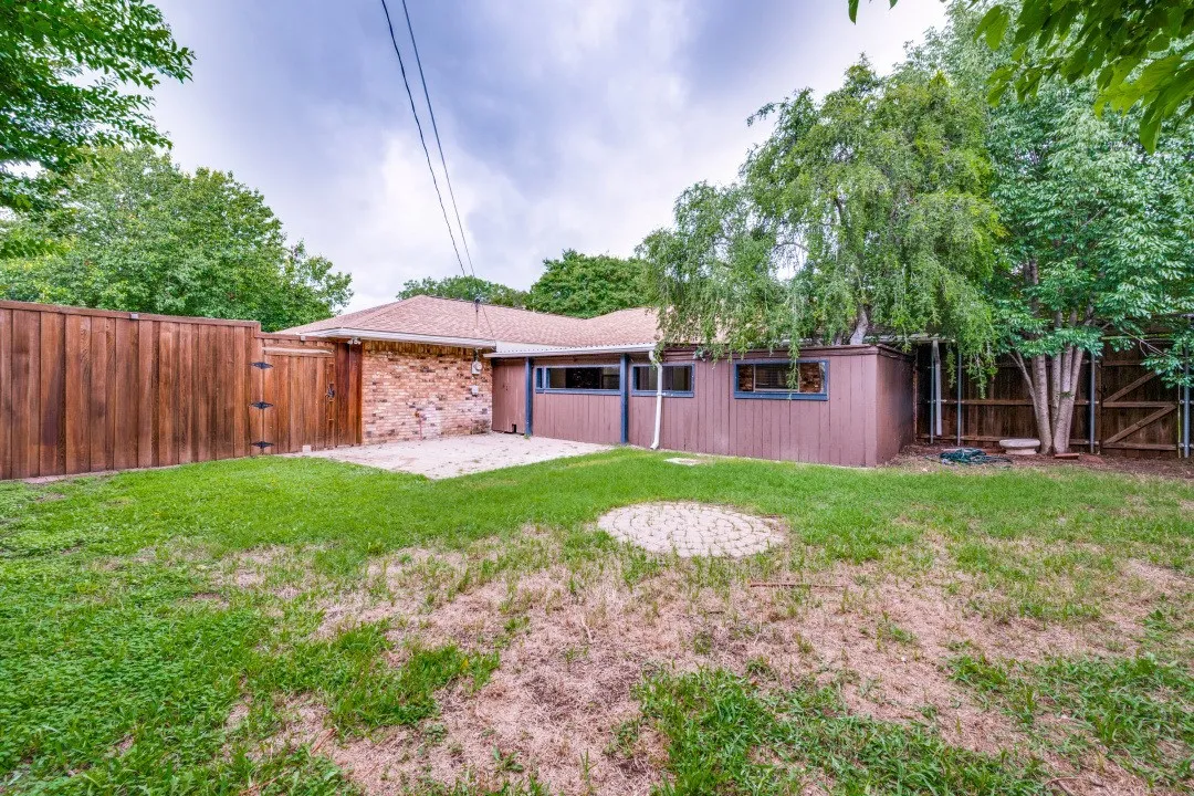 Single Family Residence For Sale in Ellis County , 301 Hillcrest Drive, Midlothian, Texas 76065, 3 Bedroom, 2 Bathroom, 2 Garage spaces, 1,548 Sqft, built in 1978, mls#21296811, Real Estate Agent in Midlothian, Homes For Sale in Ellis county, Homes For Sale in Midlothian, Realtor in Midlothian Texas, Real Estate Brokerage Independent Realty Texas, Luminita Cordes Realtor