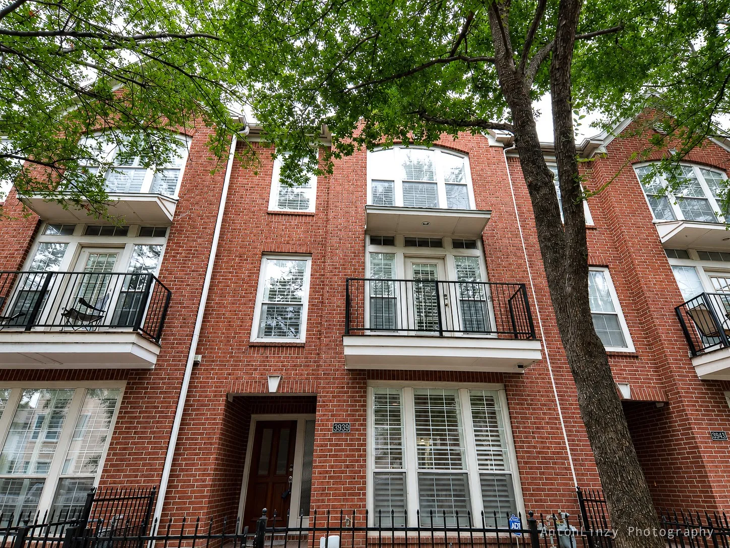 Townhouse For Sale in Dallas County , 3939 N Hall Street, Dallas, Texas 75219, 3 Bedrooms, 4 Bathrooms, 2 Garage spaces, 2,735 Sqft, built in 2001, Price $698,000, mls#21296112, Real Estate Agent in Dallas, Homes For Sale in Dallas county, Homes For Sale in Dallas, Realtor in Dallas Texas, Real Estate Brokerage Independent Realty Texas, Luminita Cordes Realtor