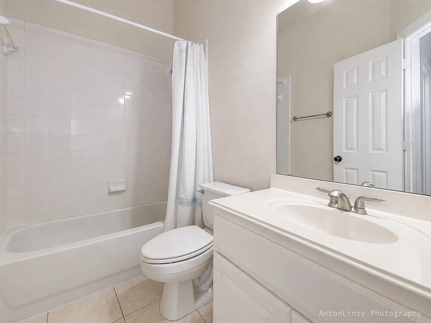 Upstairs secondary bathroom