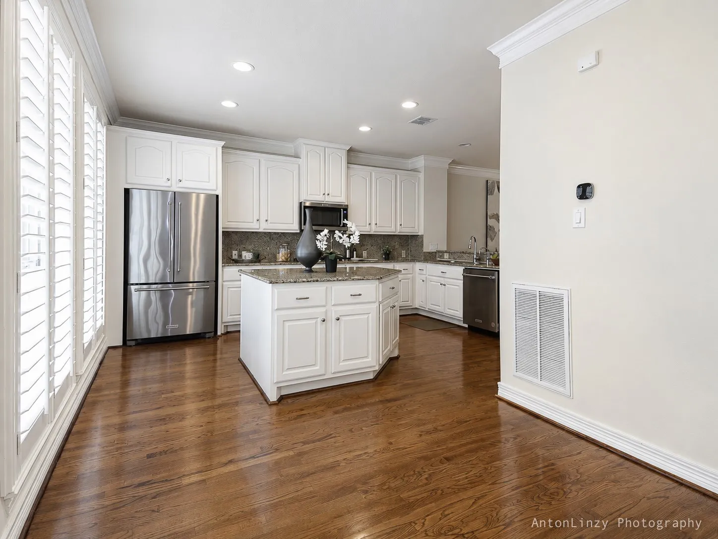 Kitchen features separate large breakfast or bar area