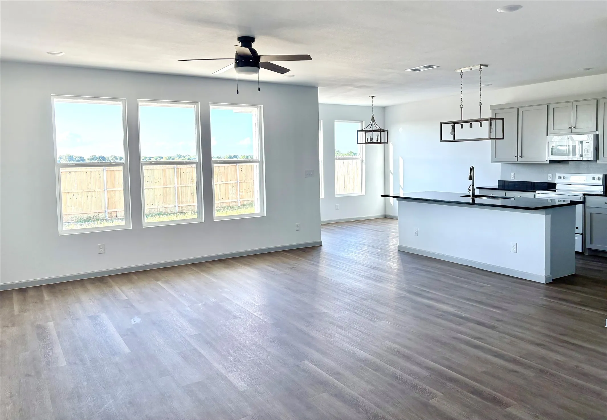 Single Family Residence For Sale in Van Zandt County , 1015 Springview Lane, Mabank, Texas 75147, 3 Bedroom, 2 Bathroom, 2 Garage spaces, 1,721 Sqft, built in 2026, mls#21297403, Real Estate Agent in Mabank, Homes For Sale in Van Zandt county, Homes For Sale in Mabank, Realtor in Mabank Texas, Real Estate Brokerage Independent Realty Texas, Luminita Cordes Realtor