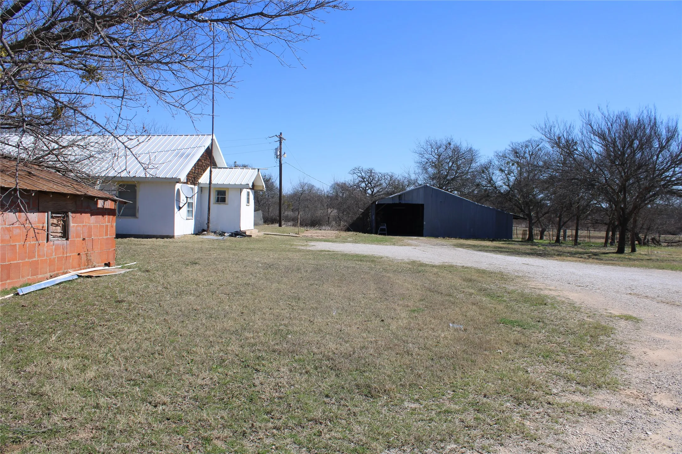 Single Family Residence For Sale in Jack County , 3020 Fm 2210 E, Perrin, Texas 76486, 3 Bedroom, 2 Bathroom, Garage spaces, 1,687 Sqft, built in 1965, mls#21284615, Real Estate Agent in Perrin, Homes For Sale in Jack county, Homes For Sale in Perrin, Realtor in Perrin Texas, Real Estate Brokerage Independent Realty Texas, Luminita Cordes Realtor