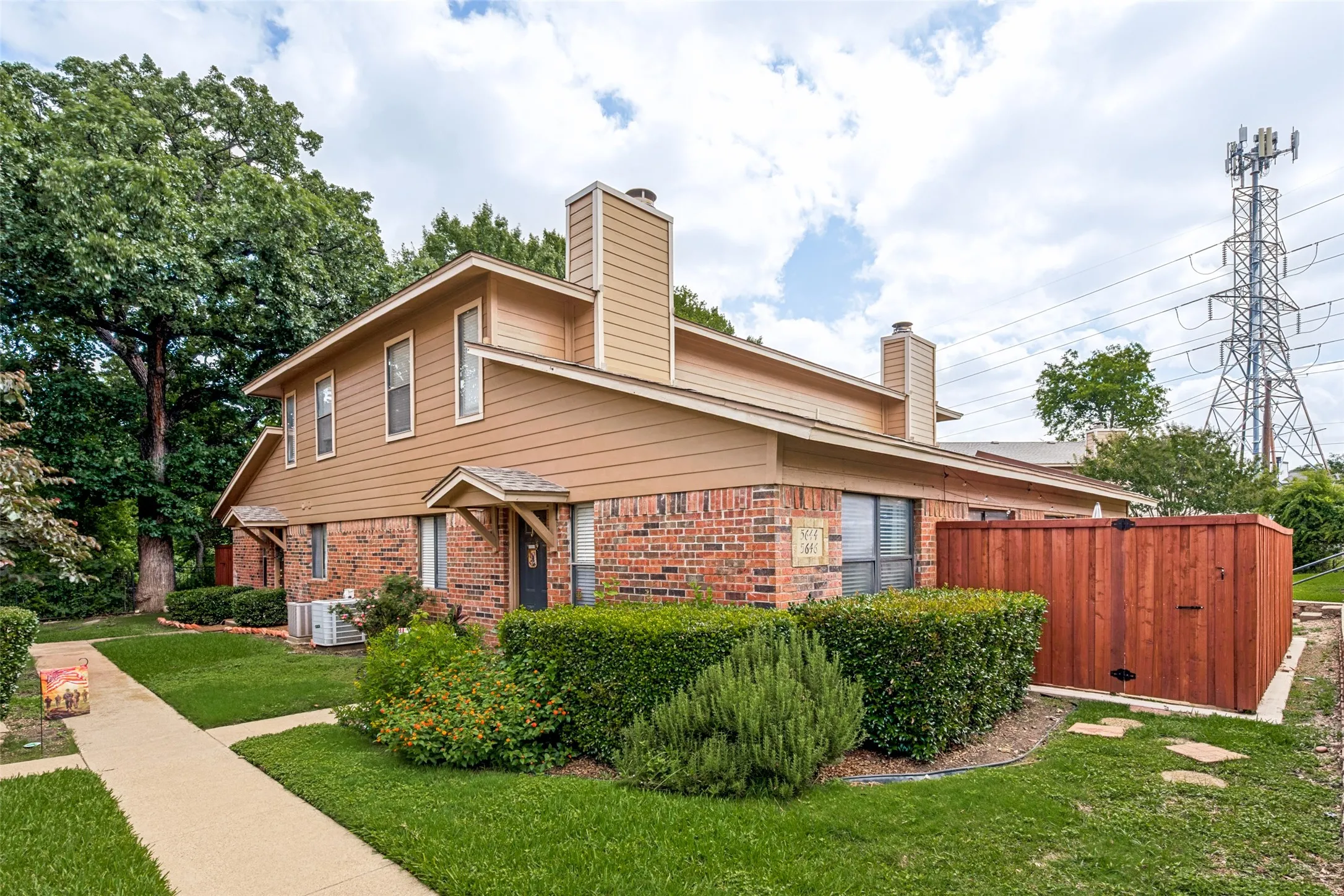 Townhouse For Sale in Tarrant County , 5644 Cedar Creek Drive, Benbrook, Texas 76109, 2 Bedrooms, 2 Bathrooms, Garage spaces, 980 Sqft, built in 1984, Price $189,900, mls#21297214, Real Estate Agent in Benbrook, Homes For Sale in Tarrant county, Homes For Sale in Benbrook, Realtor in Benbrook Texas, Real Estate Brokerage Independent Realty Texas, Luminita Cordes Realtor