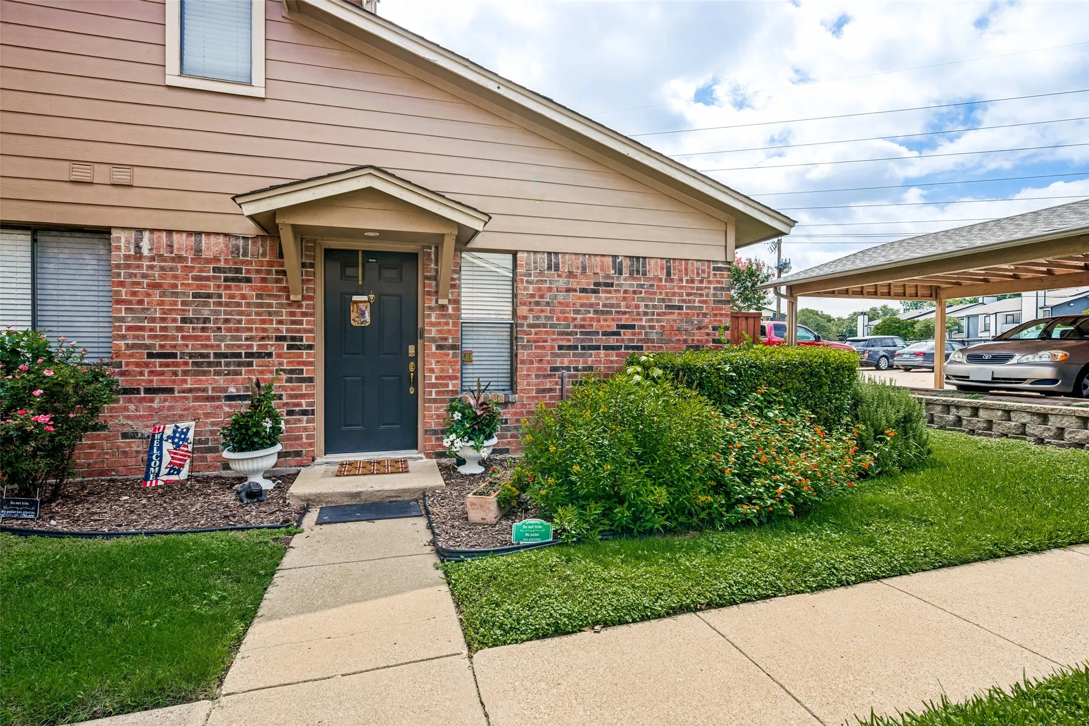 Townhouse For Sale in Tarrant County , 5644 Cedar Creek Drive, Benbrook, Texas 76109, 2 Bedrooms, 2 Bathrooms, Garage spaces, 980 Sqft, built in 1984, Price $189,900, mls#21297214, Real Estate Agent in Benbrook, Homes For Sale in Tarrant county, Homes For Sale in Benbrook, Realtor in Benbrook Texas, Real Estate Brokerage Independent Realty Texas, Luminita Cordes Realtor