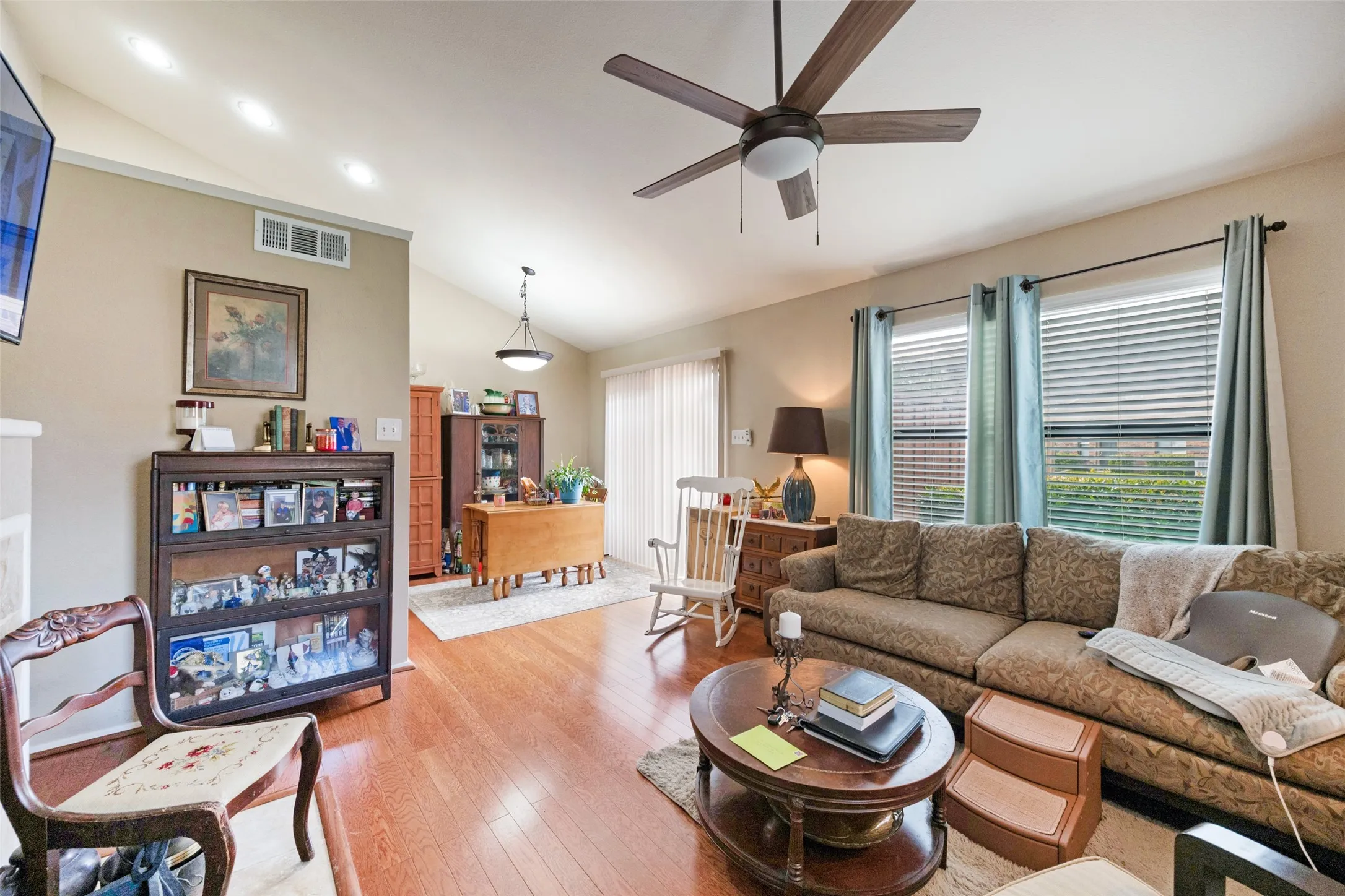 Townhouse For Sale in Tarrant County , 5644 Cedar Creek Drive, Benbrook, Texas 76109, 2 Bedrooms, 2 Bathrooms, Garage spaces, 980 Sqft, built in 1984, Price $189,900, mls#21297214, Real Estate Agent in Benbrook, Homes For Sale in Tarrant county, Homes For Sale in Benbrook, Realtor in Benbrook Texas, Real Estate Brokerage Independent Realty Texas, Luminita Cordes Realtor