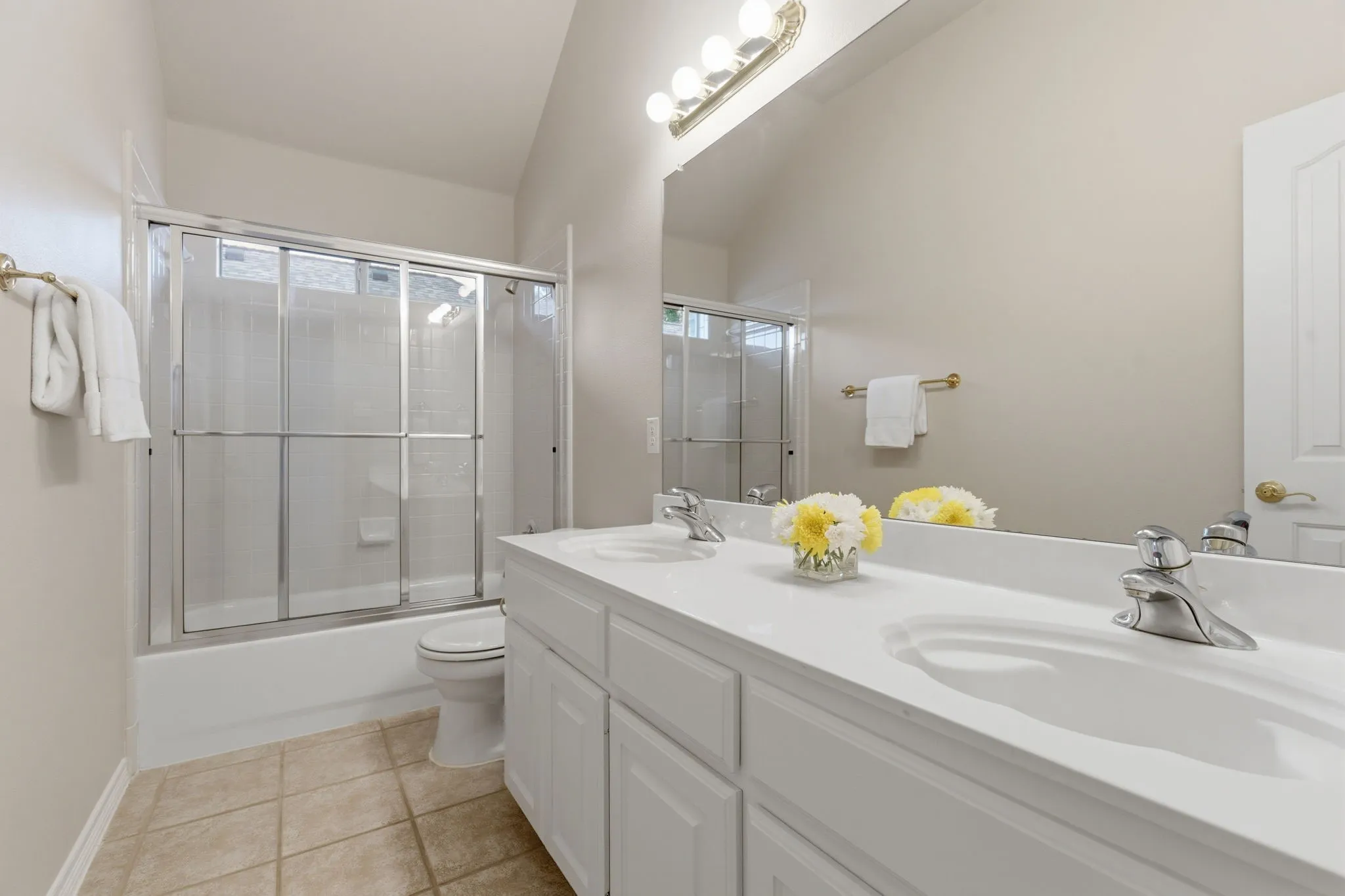 Upstairs bath adjacent to the two secondary bedrooms.