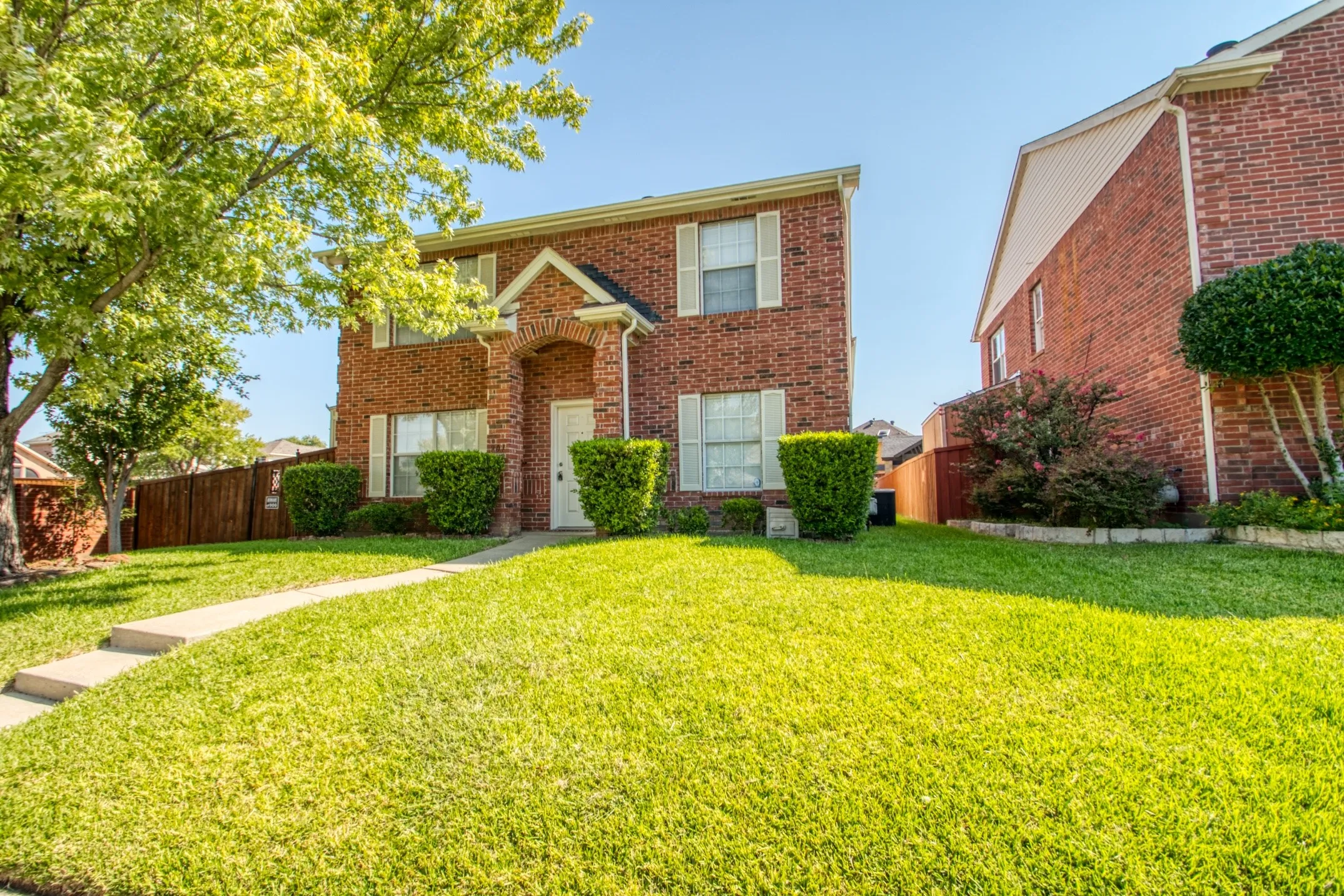 Single Family Residence For Rent in Denton County , 901 Elizabeth Drive, Lewisville, Texas 75067, 3 Bedroom, 3 Bathroom, 2 Garage spaces, 1,770 Sqft, built in 1999, Price $2,400, mls#21296257, Real Estate Agent in Lewisville, Homes For Rent in Denton county, Homes For Rent in Lewisville, Realtor in Lewisville Texas, Real Estate Brokerage Independent Realty Texas, Luminita Cordes Realtor
