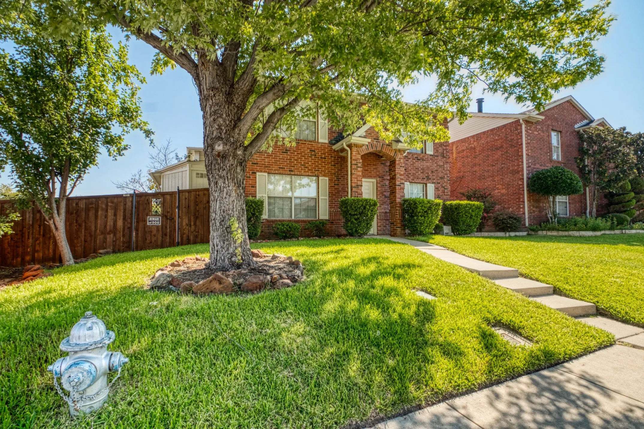 Single Family Residence For Rent in Denton County , 901 Elizabeth Drive, Lewisville, Texas 75067, 3 Bedroom, 3 Bathroom, 2 Garage spaces, 1,770 Sqft, built in 1999, Price $2,400, mls#21296257, Real Estate Agent in Lewisville, Homes For Rent in Denton county, Homes For Rent in Lewisville, Realtor in Lewisville Texas, Real Estate Brokerage Independent Realty Texas, Luminita Cordes Realtor
