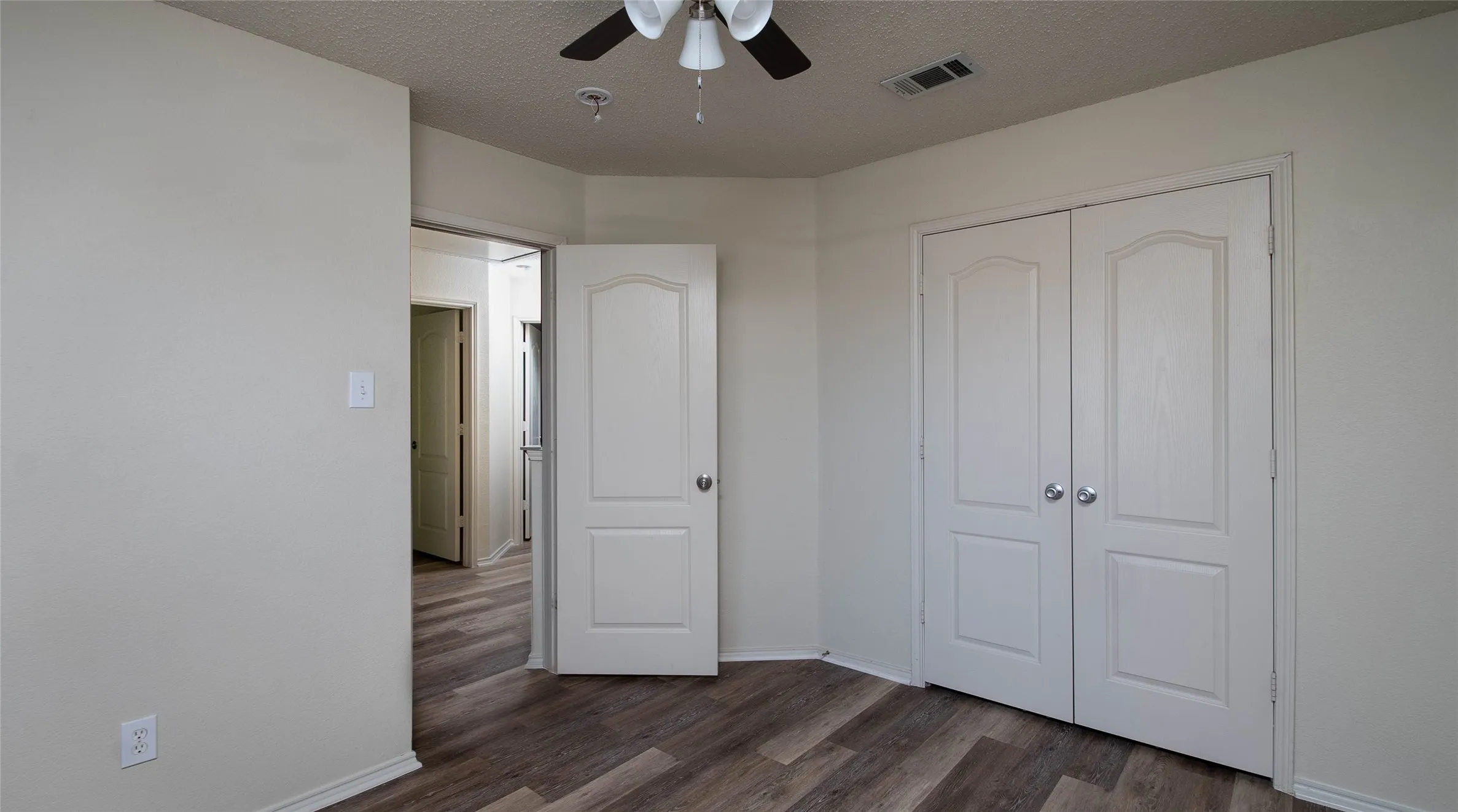 Single Family Residence For Rent in Denton County , 901 Elizabeth Drive, Lewisville, Texas 75067, 3 Bedroom, 3 Bathroom, 2 Garage spaces, 1,770 Sqft, built in 1999, Price $2,400, mls#21296257, Real Estate Agent in Lewisville, Homes For Rent in Denton county, Homes For Rent in Lewisville, Realtor in Lewisville Texas, Real Estate Brokerage Independent Realty Texas, Luminita Cordes Realtor