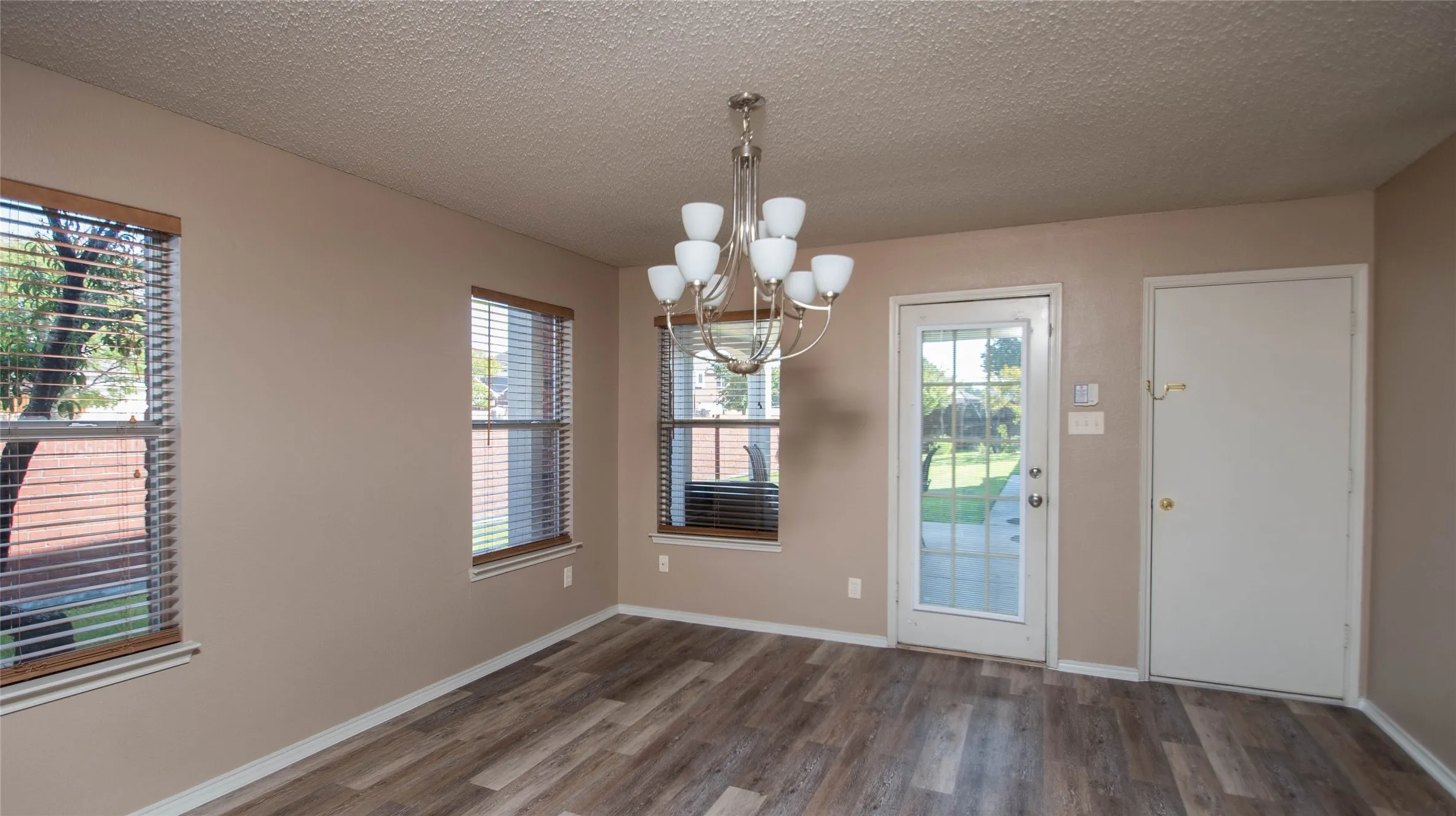 Single Family Residence For Rent in Denton County , 901 Elizabeth Drive, Lewisville, Texas 75067, 3 Bedroom, 3 Bathroom, 2 Garage spaces, 1,770 Sqft, built in 1999, Price $2,400, mls#21296257, Real Estate Agent in Lewisville, Homes For Rent in Denton county, Homes For Rent in Lewisville, Realtor in Lewisville Texas, Real Estate Brokerage Independent Realty Texas, Luminita Cordes Realtor