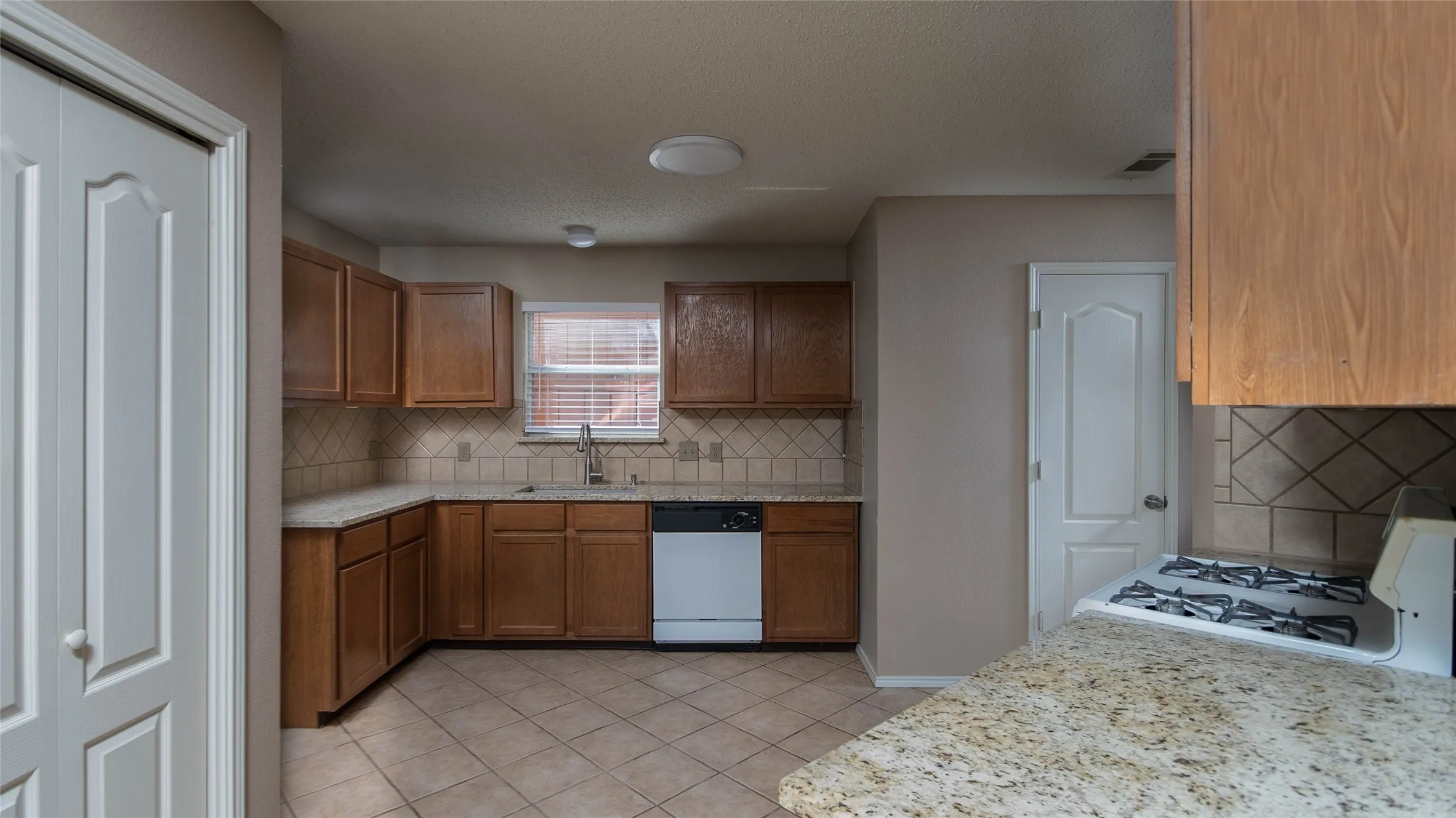 Single Family Residence For Rent in Denton County , 901 Elizabeth Drive, Lewisville, Texas 75067, 3 Bedroom, 3 Bathroom, 2 Garage spaces, 1,770 Sqft, built in 1999, Price $2,400, mls#21296257, Real Estate Agent in Lewisville, Homes For Rent in Denton county, Homes For Rent in Lewisville, Realtor in Lewisville Texas, Real Estate Brokerage Independent Realty Texas, Luminita Cordes Realtor