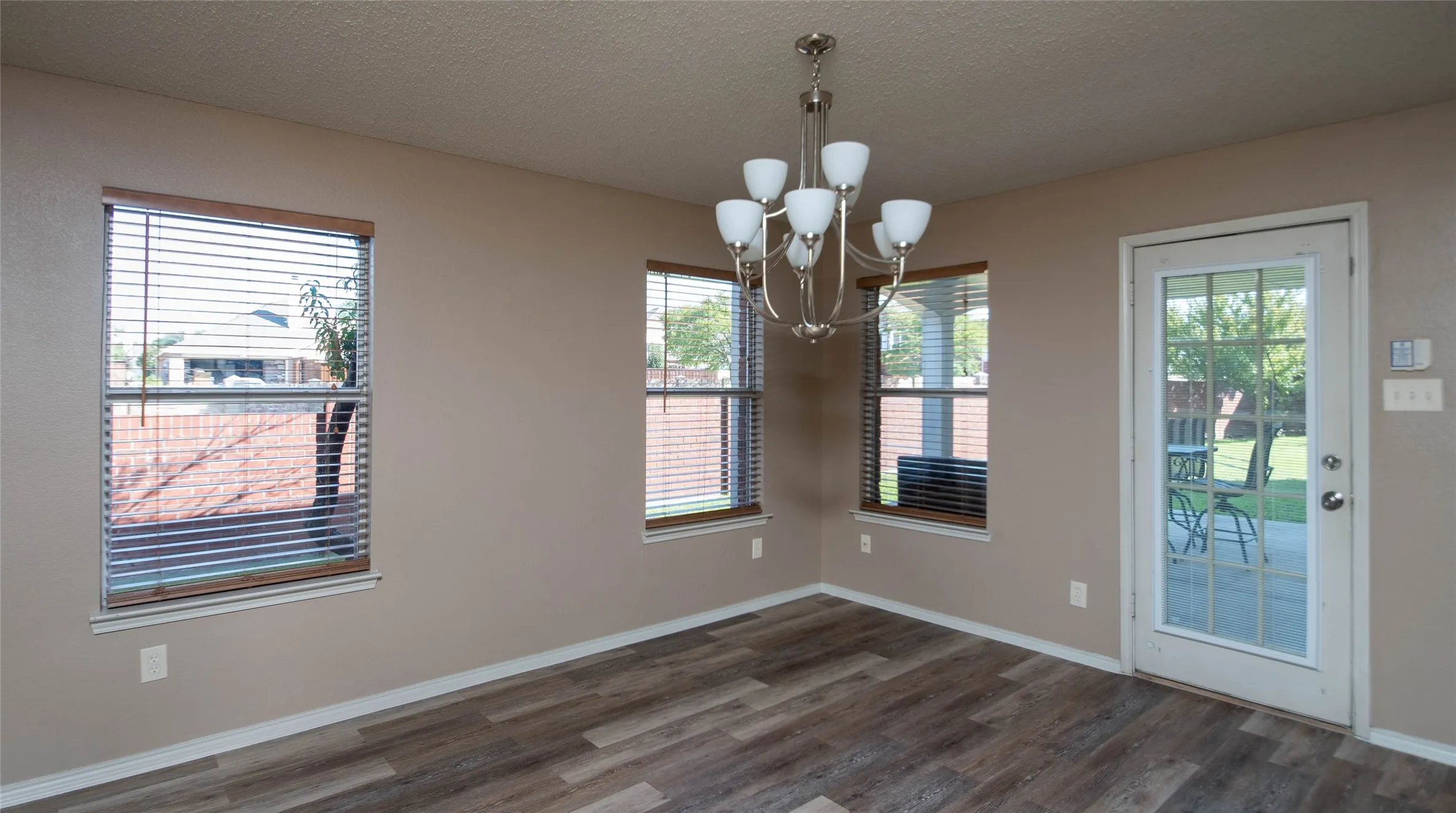 Single Family Residence For Rent in Denton County , 901 Elizabeth Drive, Lewisville, Texas 75067, 3 Bedroom, 3 Bathroom, 2 Garage spaces, 1,770 Sqft, built in 1999, Price $2,400, mls#21296257, Real Estate Agent in Lewisville, Homes For Rent in Denton county, Homes For Rent in Lewisville, Realtor in Lewisville Texas, Real Estate Brokerage Independent Realty Texas, Luminita Cordes Realtor