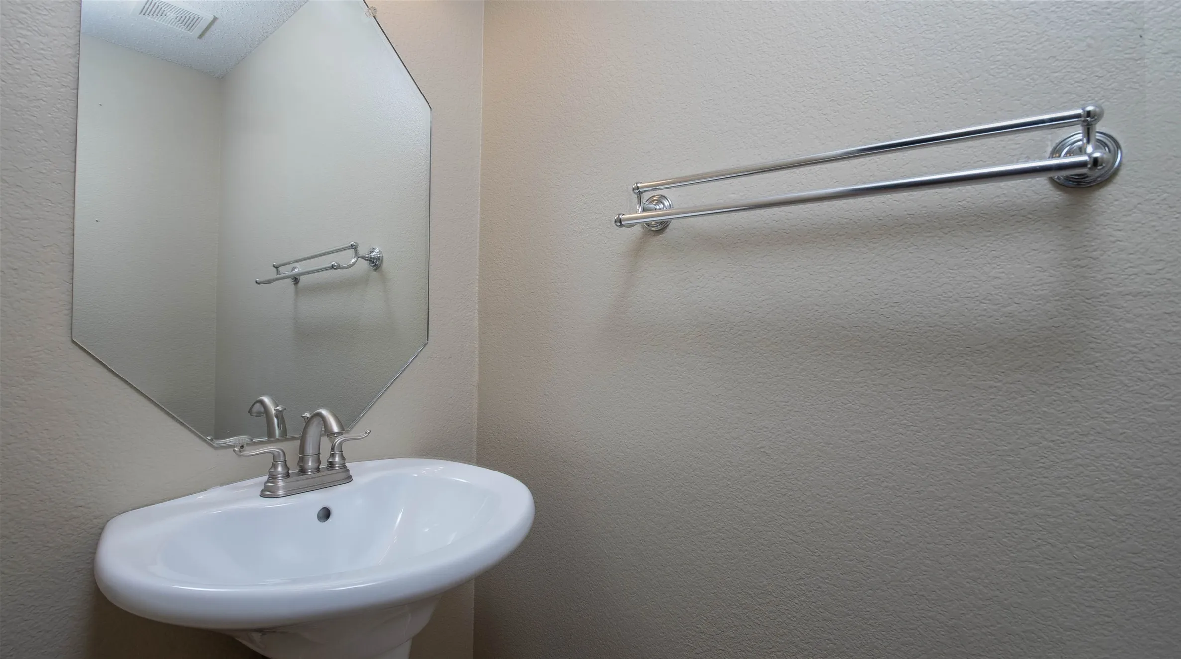 Single Family Residence For Rent in Denton County , 901 Elizabeth Drive, Lewisville, Texas 75067, 3 Bedroom, 3 Bathroom, 2 Garage spaces, 1,770 Sqft, built in 1999, Price $2,400, mls#21296257, Real Estate Agent in Lewisville, Homes For Rent in Denton county, Homes For Rent in Lewisville, Realtor in Lewisville Texas, Real Estate Brokerage Independent Realty Texas, Luminita Cordes Realtor