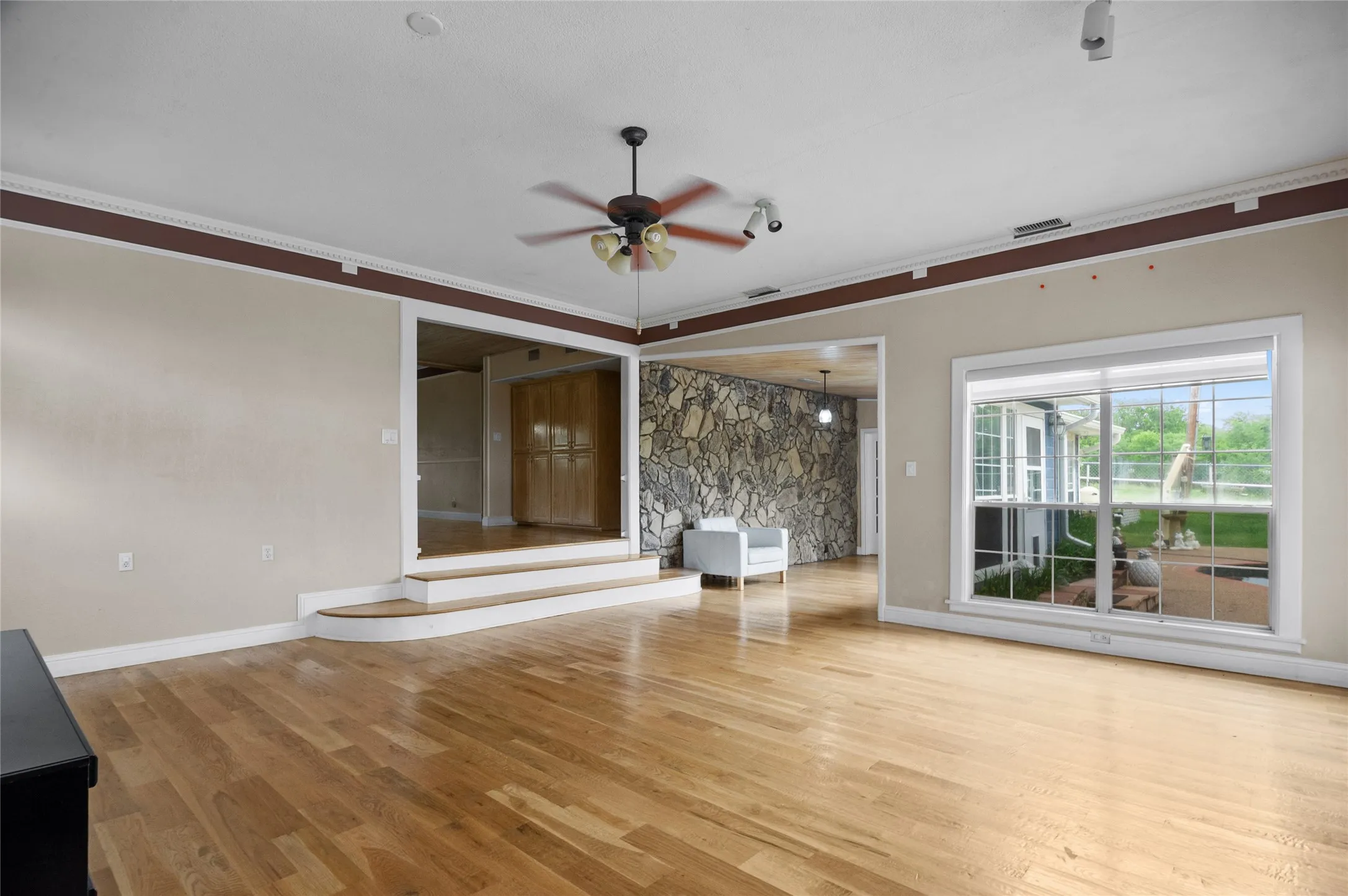 Single Family Residence For Sale in Dallas County , 5110 Miller Heights Drive, Rowlett, Texas 75088, 4 Bedroom, 3 Bathroom, Garage spaces, 3,525 Sqft, built in 1959, mls#21297249, Real Estate Agent in Rowlett, Homes For Sale in Dallas county, Homes For Sale in Rowlett, Realtor in Rowlett Texas, Real Estate Brokerage Independent Realty Texas, Luminita Cordes Realtor