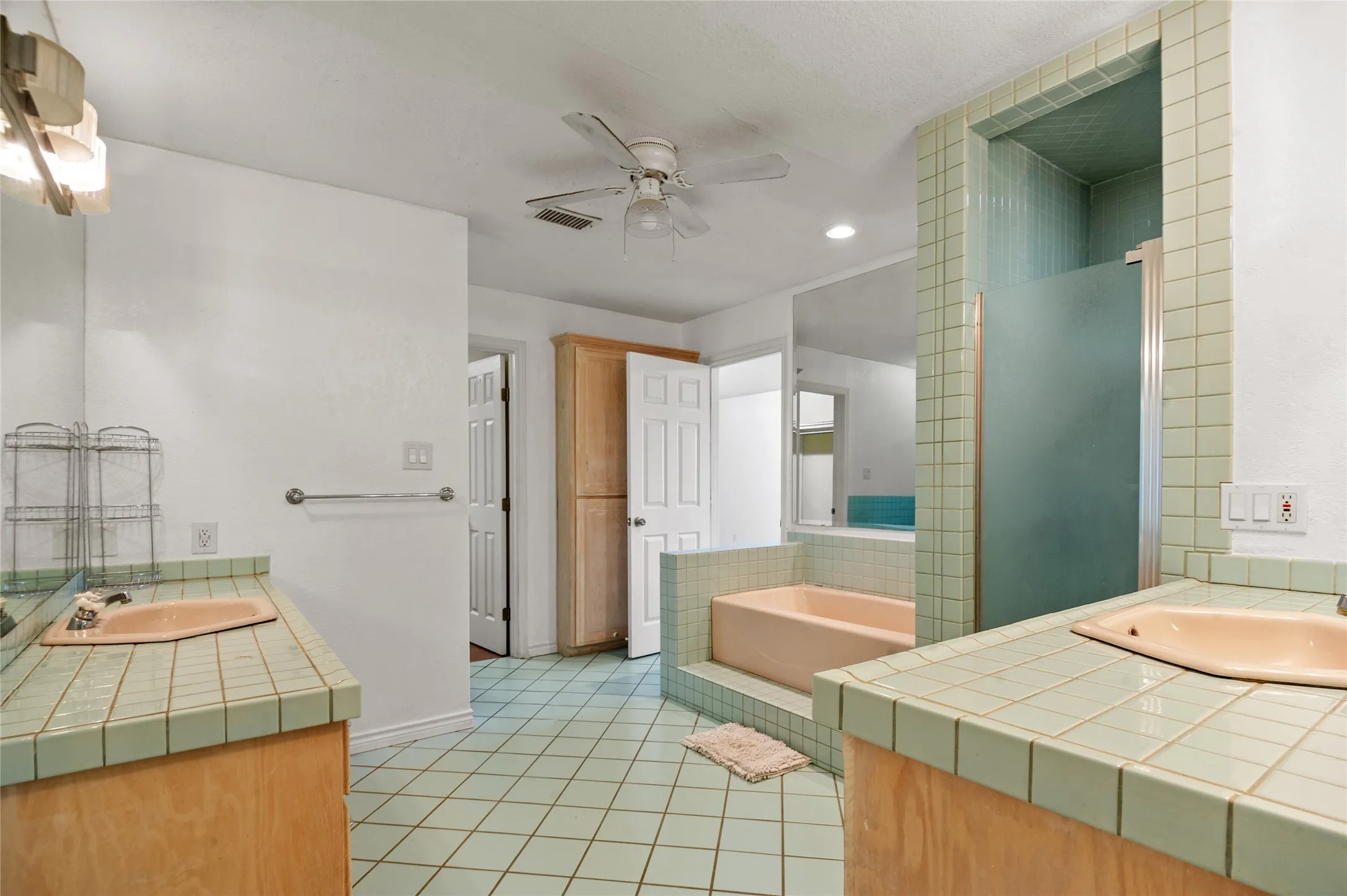 Single Family Residence For Sale in Dallas County , 5110 Miller Heights Drive, Rowlett, Texas 75088, 4 Bedroom, 3 Bathroom, Garage spaces, 3,525 Sqft, built in 1959, mls#21297249, Real Estate Agent in Rowlett, Homes For Sale in Dallas county, Homes For Sale in Rowlett, Realtor in Rowlett Texas, Real Estate Brokerage Independent Realty Texas, Luminita Cordes Realtor