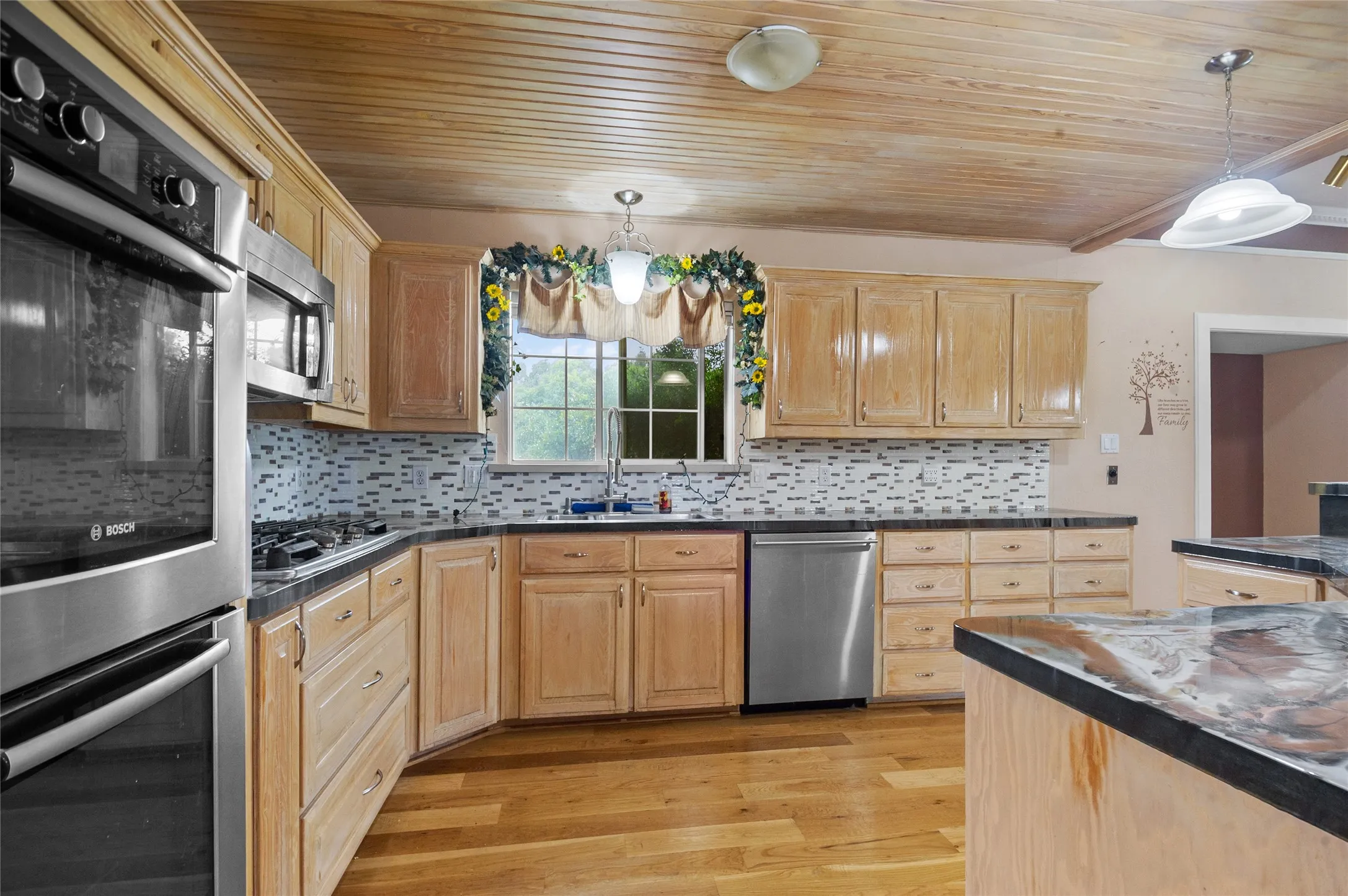 Single Family Residence For Sale in Dallas County , 5110 Miller Heights Drive, Rowlett, Texas 75088, 4 Bedroom, 3 Bathroom, Garage spaces, 3,525 Sqft, built in 1959, mls#21297249, Real Estate Agent in Rowlett, Homes For Sale in Dallas county, Homes For Sale in Rowlett, Realtor in Rowlett Texas, Real Estate Brokerage Independent Realty Texas, Luminita Cordes Realtor