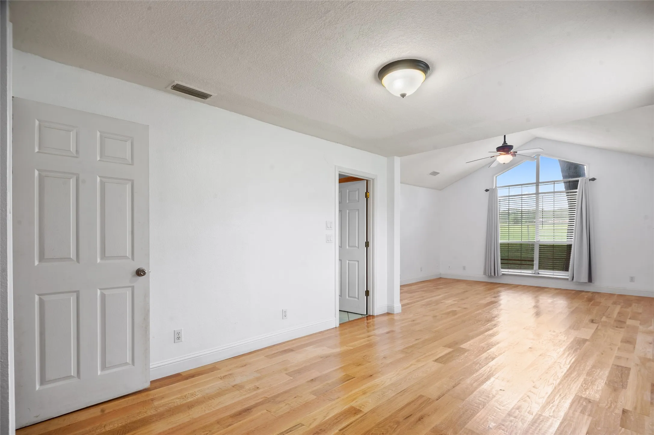 Single Family Residence For Sale in Dallas County , 5110 Miller Heights Drive, Rowlett, Texas 75088, 4 Bedroom, 3 Bathroom, Garage spaces, 3,525 Sqft, built in 1959, mls#21297249, Real Estate Agent in Rowlett, Homes For Sale in Dallas county, Homes For Sale in Rowlett, Realtor in Rowlett Texas, Real Estate Brokerage Independent Realty Texas, Luminita Cordes Realtor