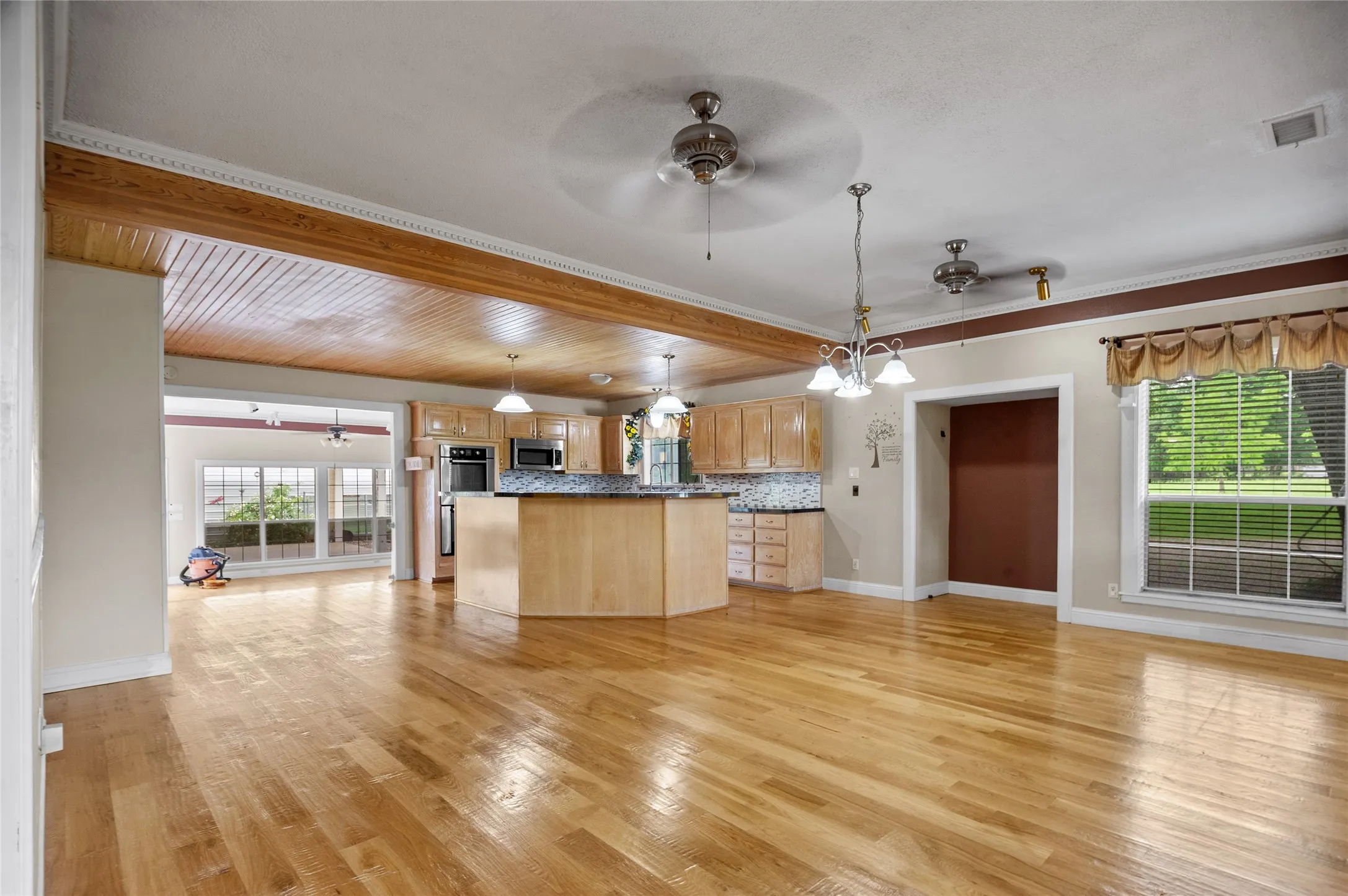 Single Family Residence For Sale in Dallas County , 5110 Miller Heights Drive, Rowlett, Texas 75088, 4 Bedroom, 3 Bathroom, Garage spaces, 3,525 Sqft, built in 1959, mls#21297249, Real Estate Agent in Rowlett, Homes For Sale in Dallas county, Homes For Sale in Rowlett, Realtor in Rowlett Texas, Real Estate Brokerage Independent Realty Texas, Luminita Cordes Realtor