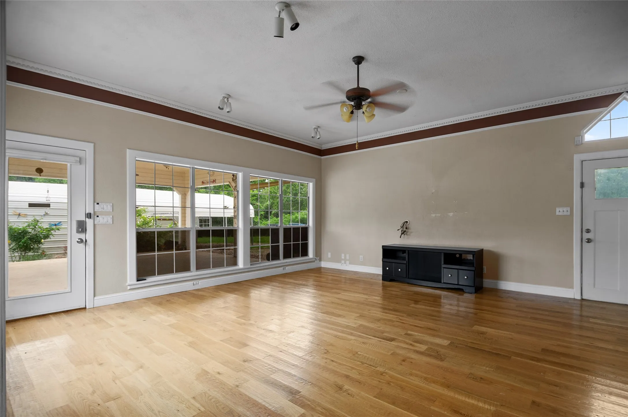 Single Family Residence For Sale in Dallas County , 5110 Miller Heights Drive, Rowlett, Texas 75088, 4 Bedroom, 3 Bathroom, Garage spaces, 3,525 Sqft, built in 1959, mls#21297249, Real Estate Agent in Rowlett, Homes For Sale in Dallas county, Homes For Sale in Rowlett, Realtor in Rowlett Texas, Real Estate Brokerage Independent Realty Texas, Luminita Cordes Realtor